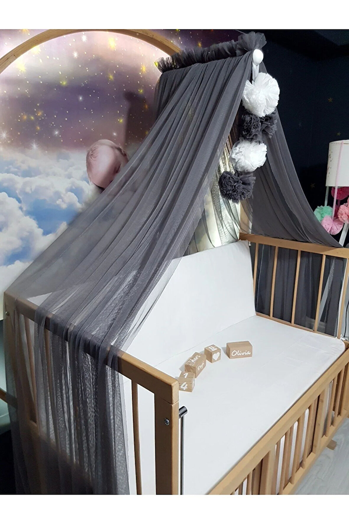 Beşik Lüks Cibinlik Seti - 6 Metre Likra Tül - Koyu Gri ve Beyaz Dört Ponponlu (Aparat Dahil)