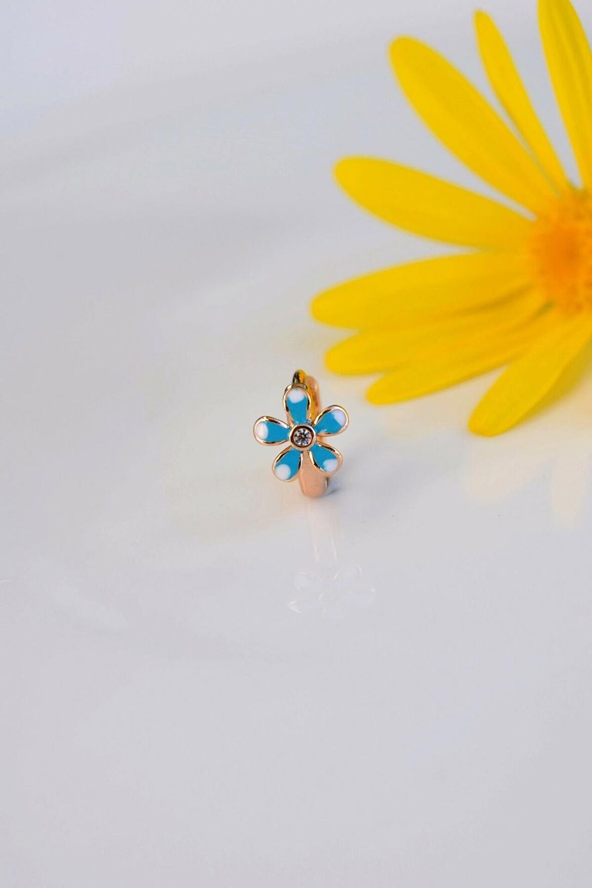 Mavi Çiçekli Helix Kıkırdak Küpesi