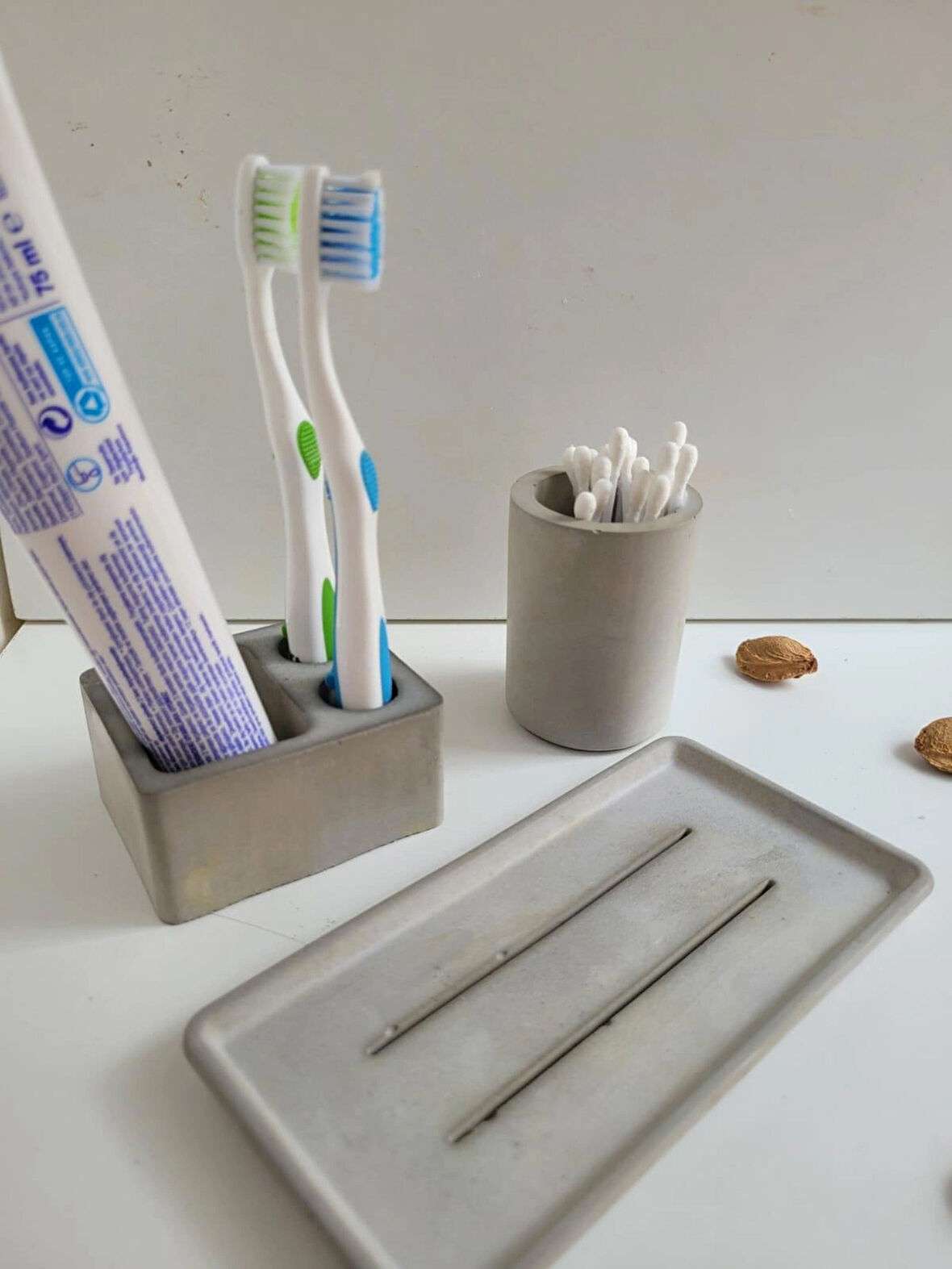 3 Parça Beton Banyo Seti – Diş Fırçalık, Kulak Çubuğu Kutusu ve 15x10 cm Tepsi | Minimalist Tasarım