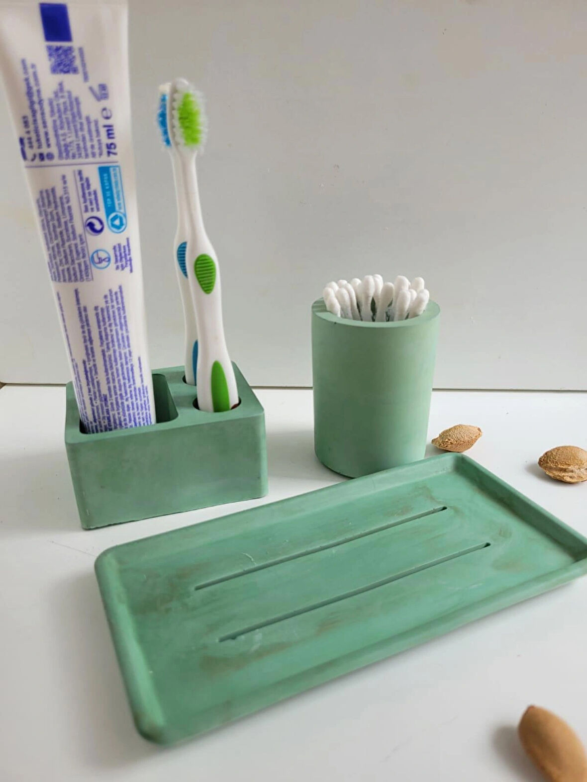 3 Parça Beton Banyo Seti – Diş Fırçalık, Kulak Çubuğu Kutusu ve 15x10 cm Tepsi | Minimalist Tasarım