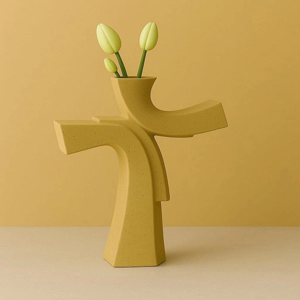 Asimetrik Form Beton Vazo – Minimal & Sanatsal Dekor Sarı