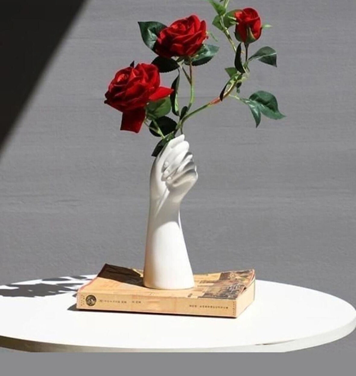 Dekoratif El Şeklinde Beton Vazo – 16 cm Yükseklik, 6 cm Derinlik