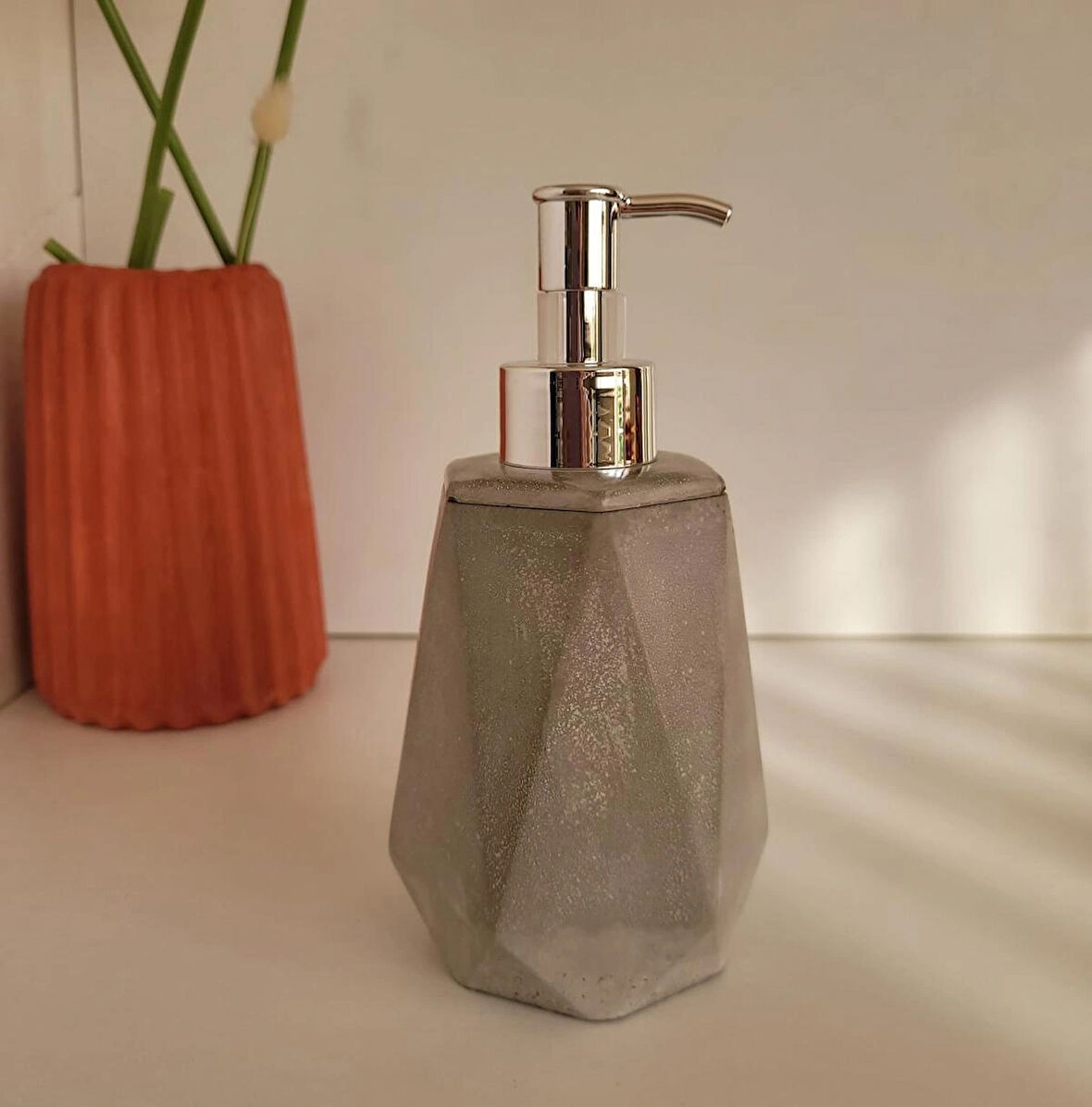 Gri Gümüş Pompa Beton Sıvı Sabunluk