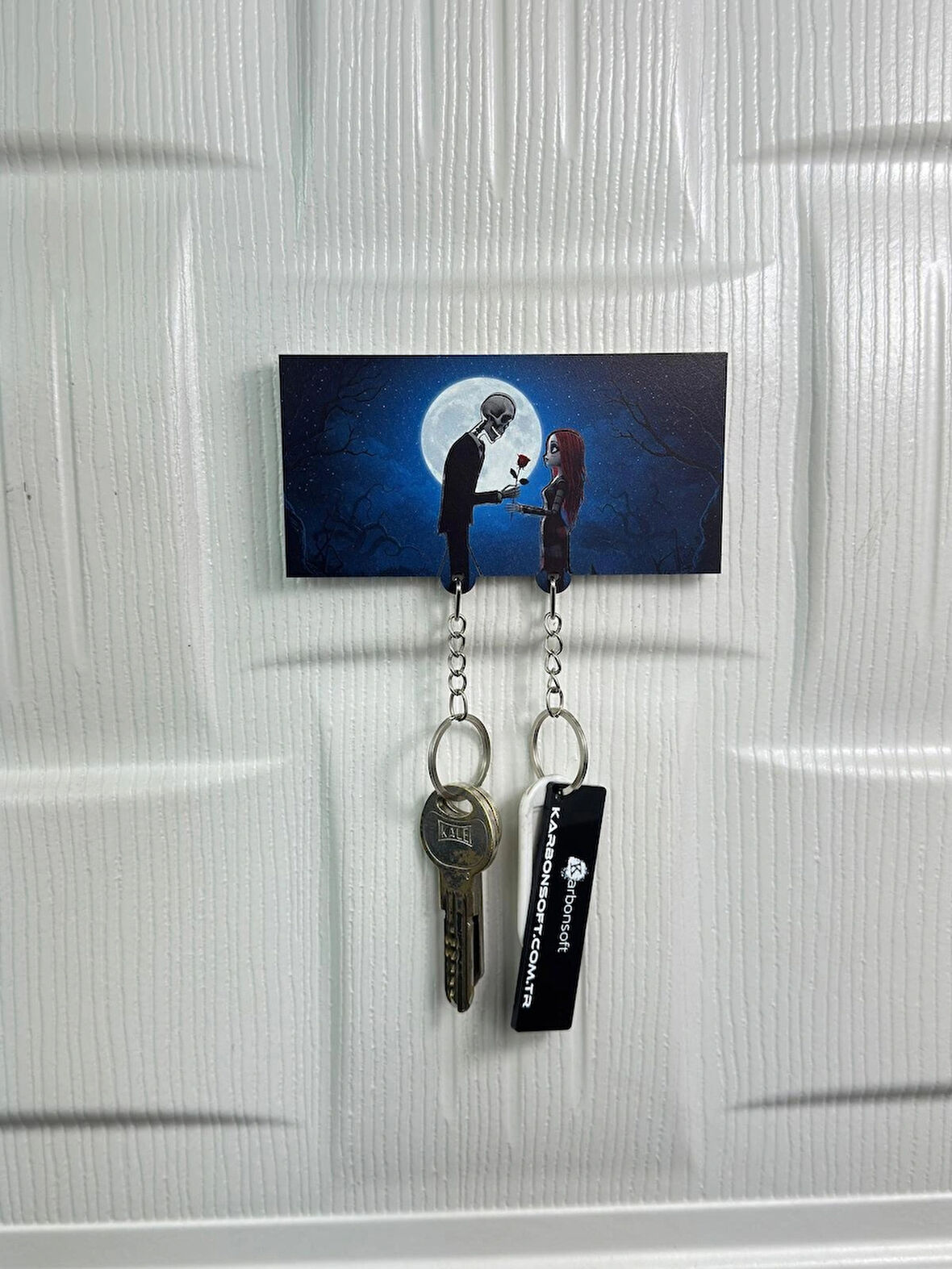 İskelet Aşıklar Temalı İskelet Çift Ahşap Anahtarlık – Ay Işığında Romantik Duvar Askılığı (12x6 cm)