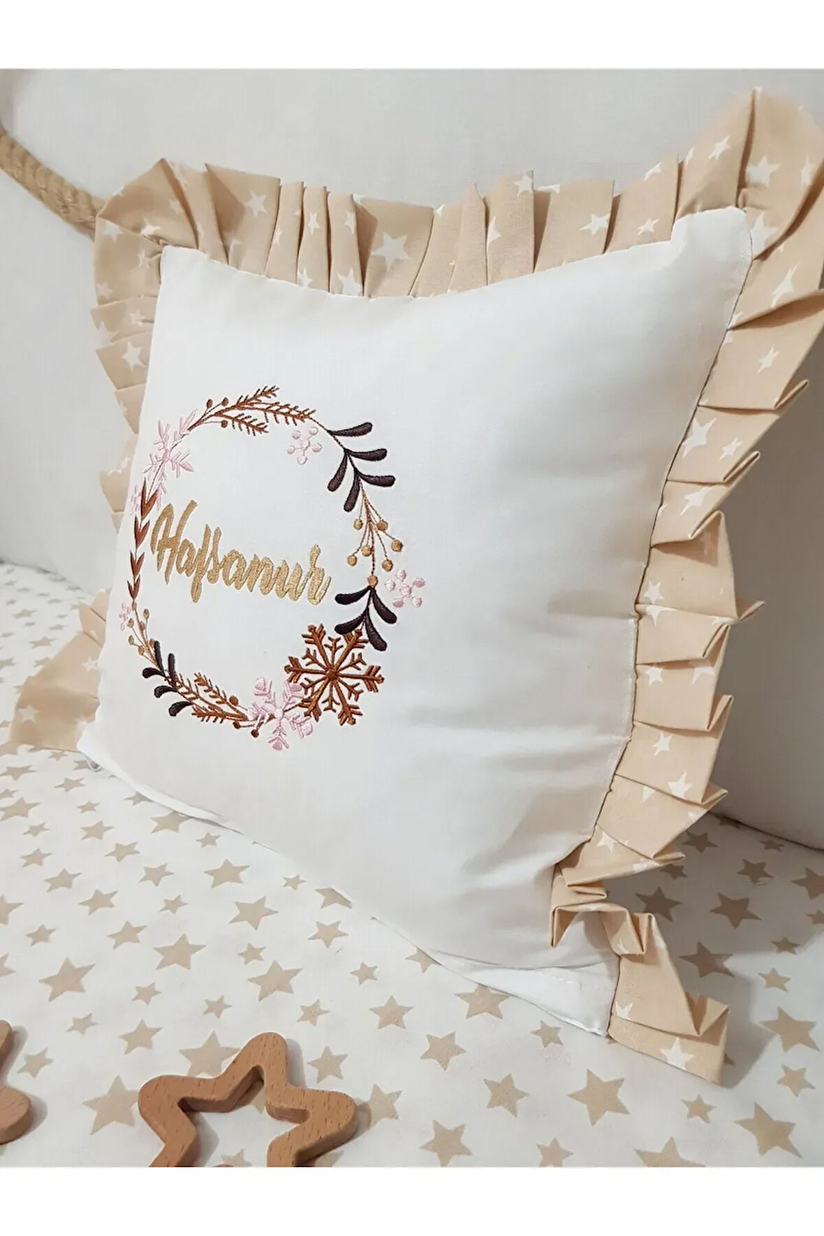 Bebek İsimli Nakışlı Kırlent 40x40 cm Takı Yastığı İçi Dolgulu Fırfırlı