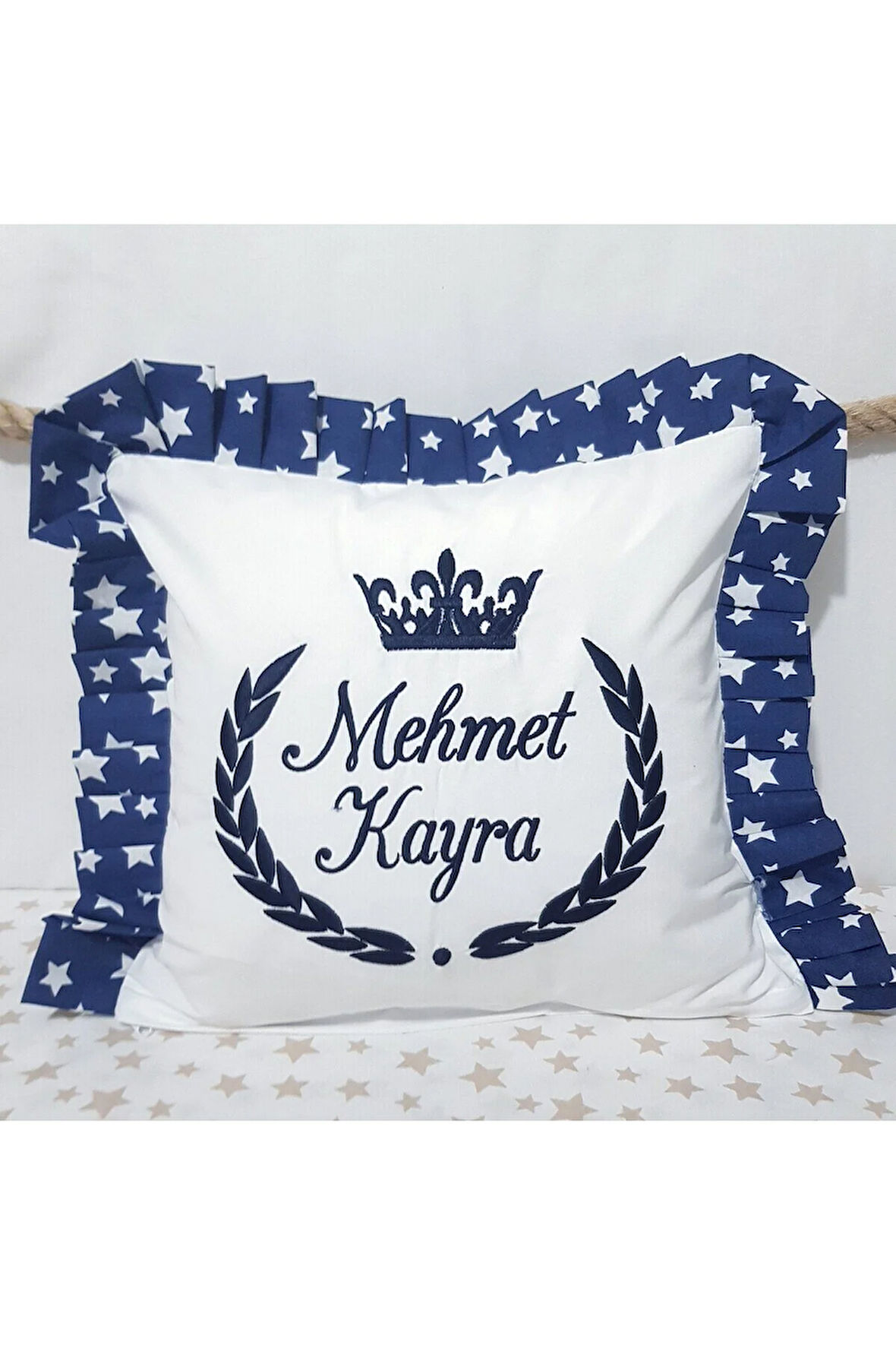 Bebek İsimli Nakışlı Kırlent 40x40 cm Takı Yastığı İçi Dolgulu Fırfırlı Lacivert