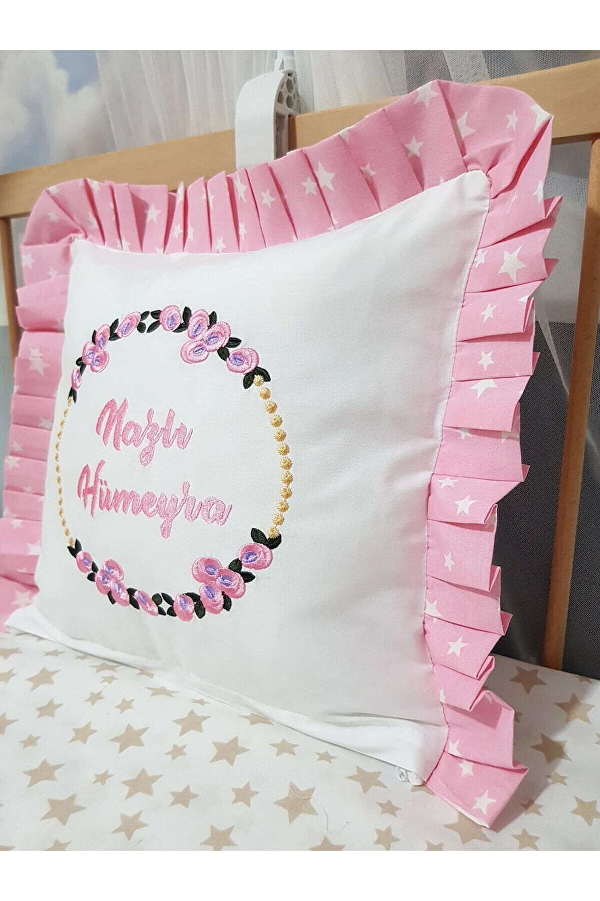 Bebek İsimli Nakışlı Kırlent 40x40 cm Takı Yastığı İçi Dolgulu Fırfırlı