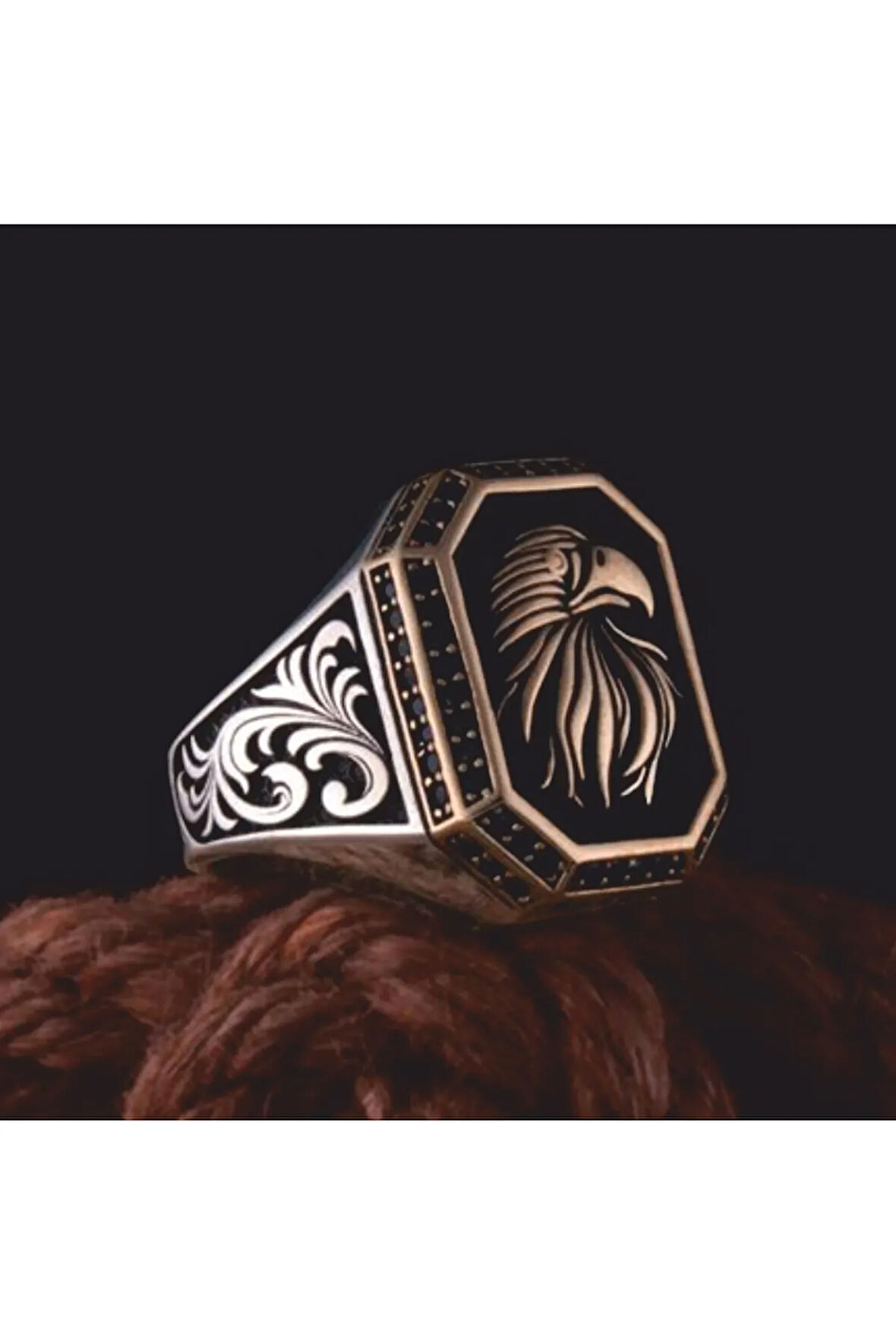 Erkek Gümüş Yüzük Altın Renk Kartalbaşı Işlemeli Siyah Oniks Taşlı Erkek Gümüş Yüzük