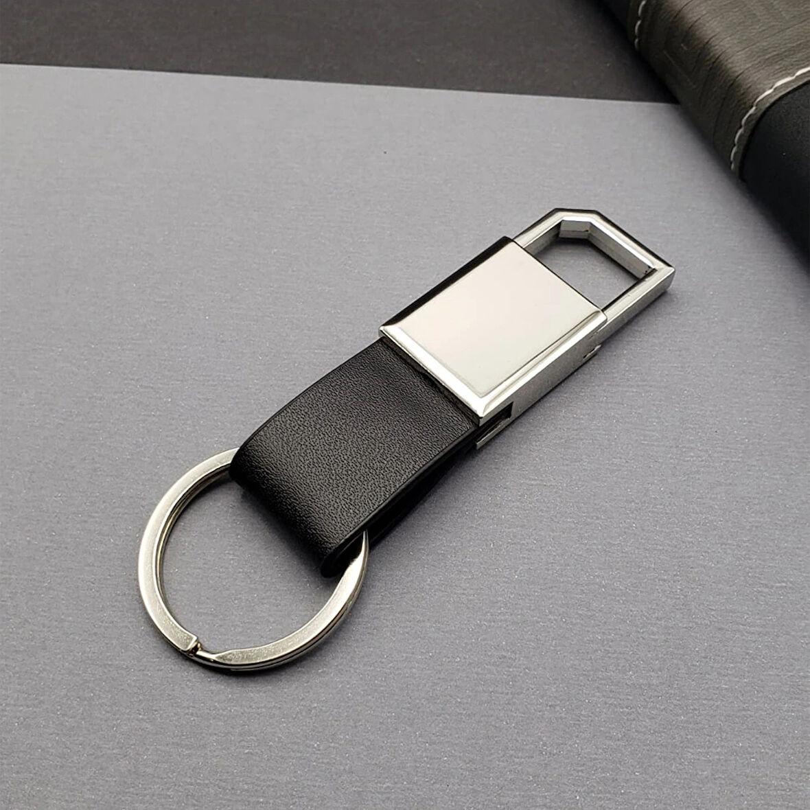 Leyloş Deri Siyah Gümüş Metal Anahtarlık
