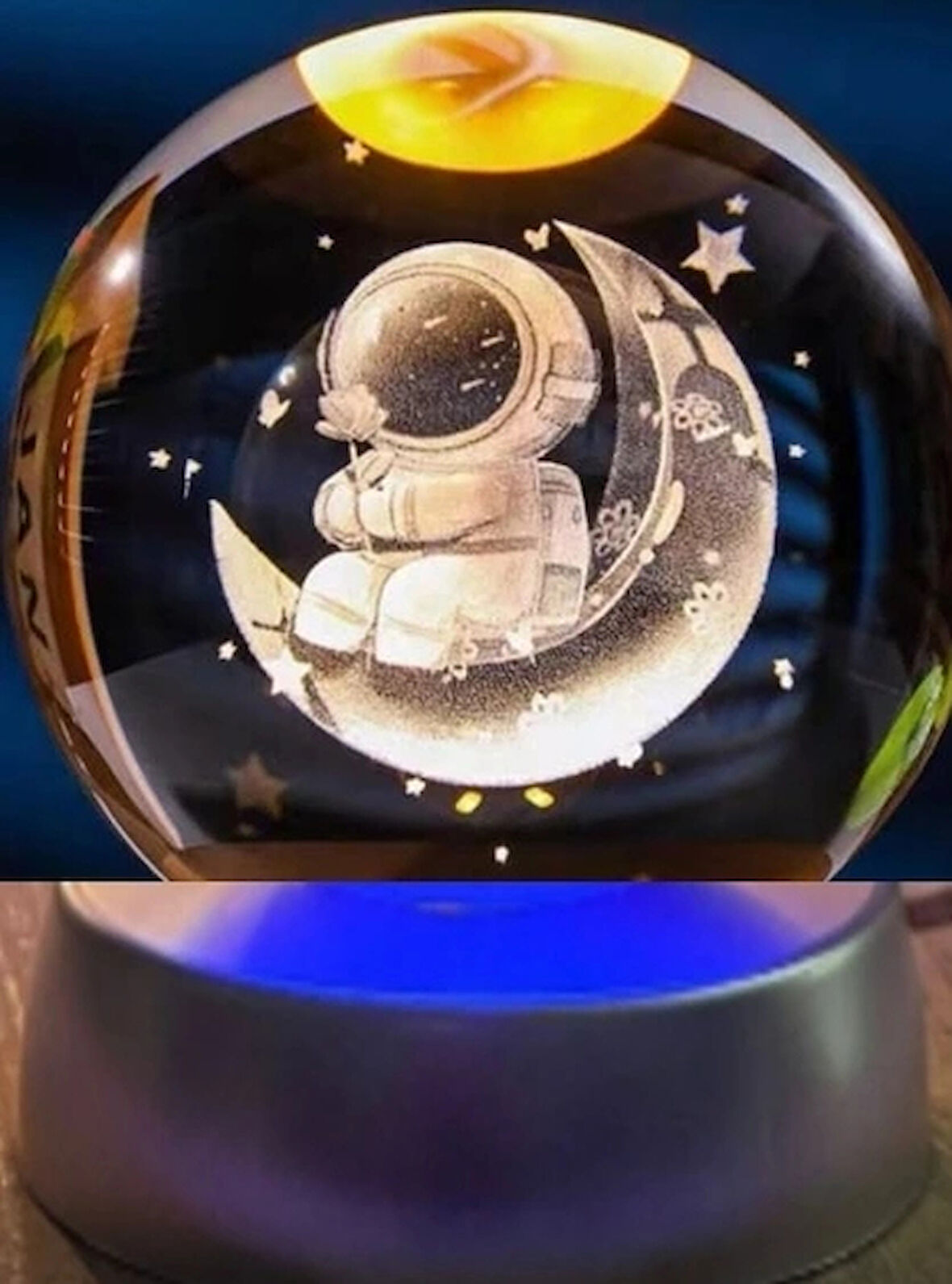 Leyloş Ay Üstünde Astronot Tasarımlı Plastik Altlıklı Işıklı Cam Küre