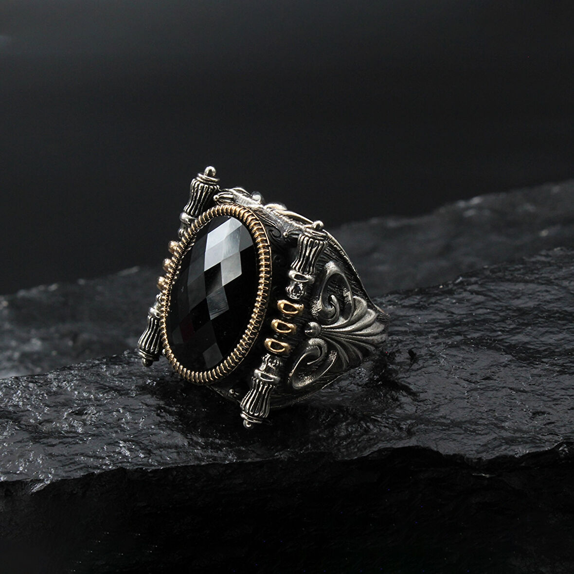Siyah Taşlı Gravürlü Gümüş Yüzük