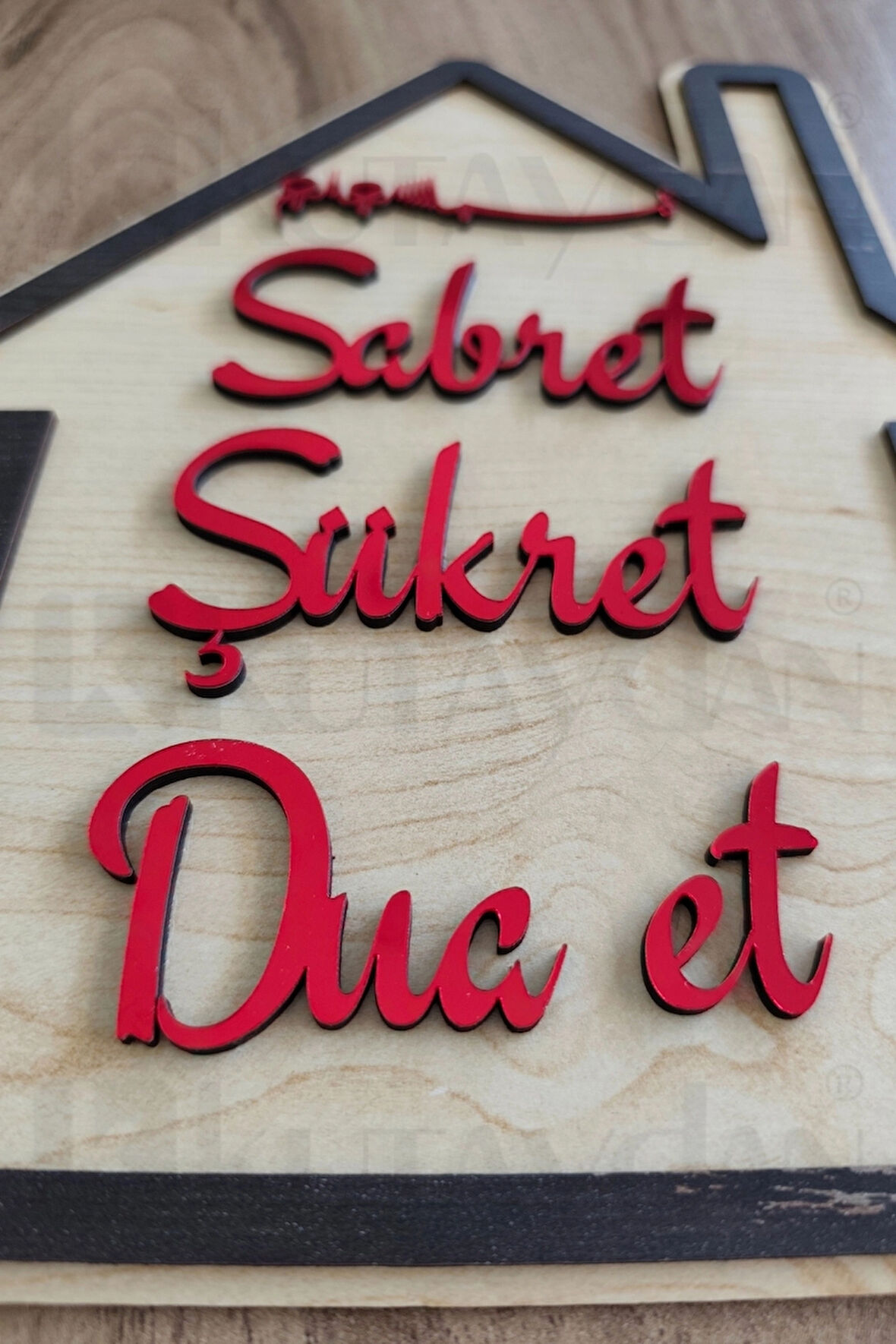 Kırmızı Gold Sabret Şükret Dua Et 2D Mdf Lazer Kesim Kapı ve Duvar Süsü