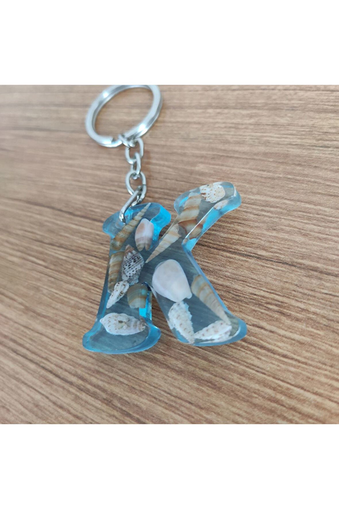 "K" HARFİ - Açık Mavi Deniz Epoksi Harf Anahtarlık – Gerçek Deniz Kabuğu, El Yapımı, Benzersiz