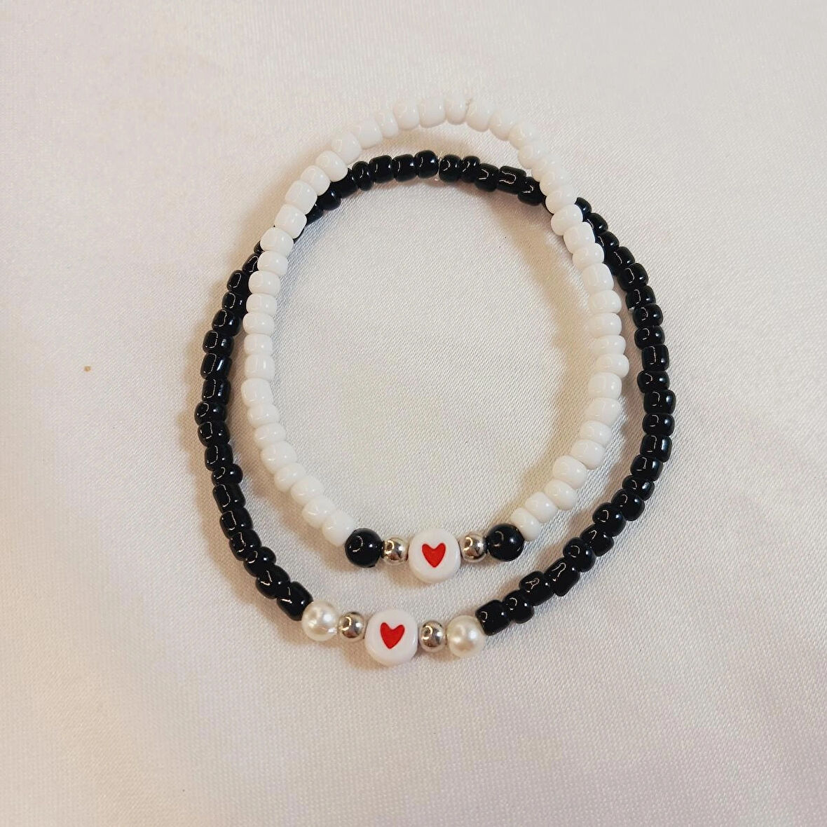 Crystal Atelier Kalp Figürlü Sevgili Çift Bilekliği, Sevgili Bilekliği, Sevgili Çift Arkadaşlık Bilekliği, İnci Bileklik, Kalp Tasarımlı 2'li Sevgili Bilekliği, Sevgililer Günü Aşk Özlem Sonsuzluk Bileklik