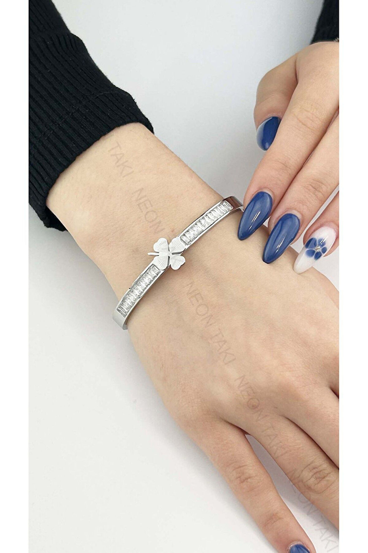 Zirkon Taşlı, Yonca Figürlü, Paslanmaz Çelik Kelepçe Bileklik 96, Gümüş Renk