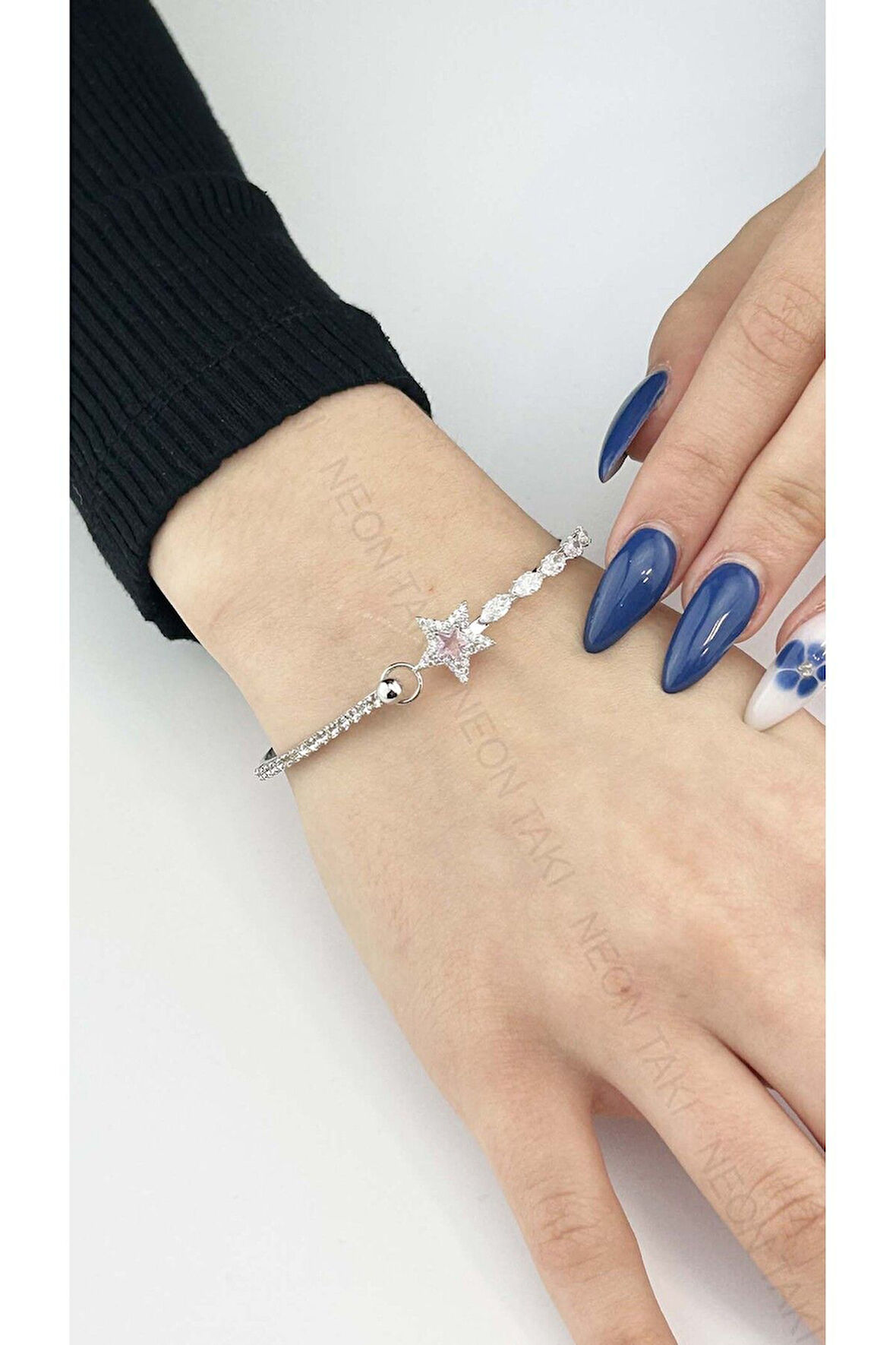 Kelepçe Bileklik, Zirkon Taşlı, Kararmayan Çelik, Yıldız Detaylı, Gümüş Renk, Model171