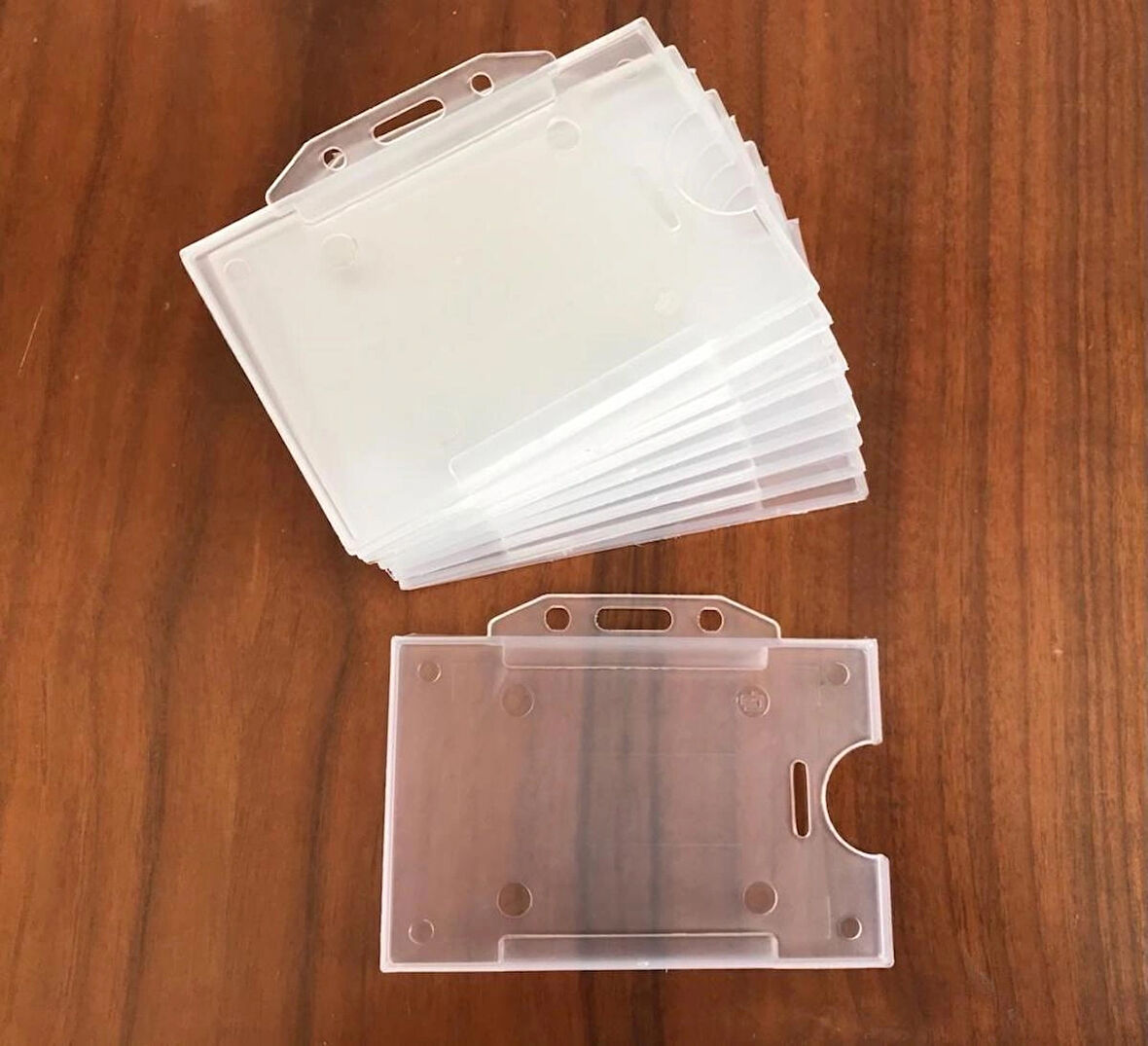 Personel yaka kartı plastik koruyucu kartlık kılıf yatay 1 adet 85mm x 53mm bu ölçülerde kart sığar