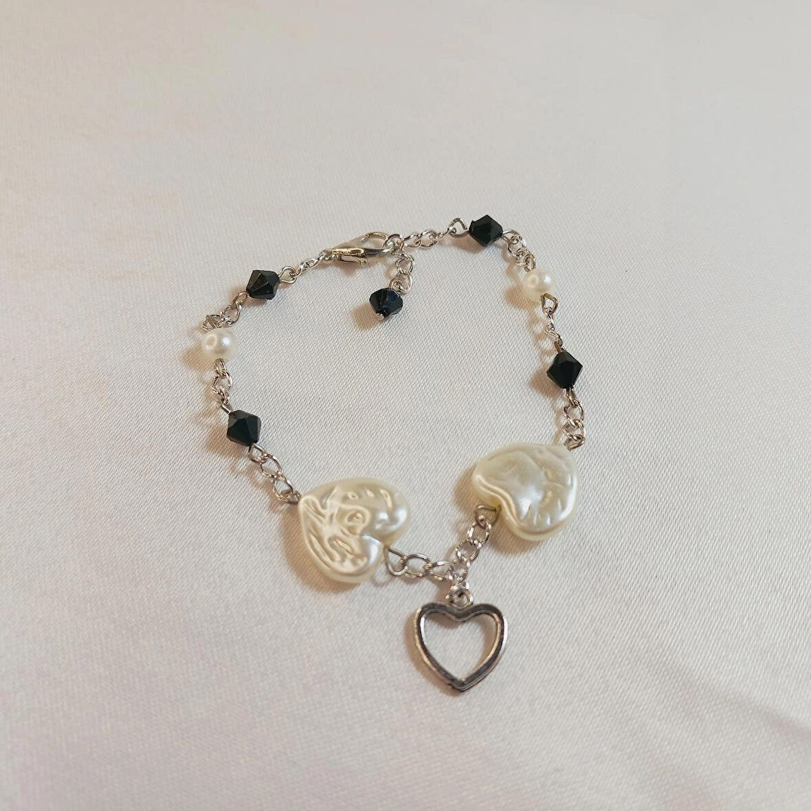 Crystal Atelier İnci Bileklik, İncili Bileklik, Gümüş Rodyumlu Kristal Taşlı Kalp Bileklik, Sedef Taşlı Kalp Bileklik, Siyah Kristal Taşlı Bileklik, Kalp Bileklik, Kalp Figürlü Gümüş Kaplama Bileklik, Kadın Bileklik