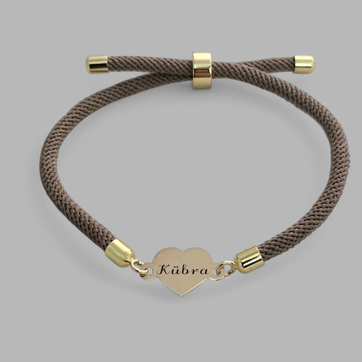 Benzersiz Kalp Figürlü ve Kahverengi Örgülü 14 Ayar Altın Plakalı Kübra Bilekliği