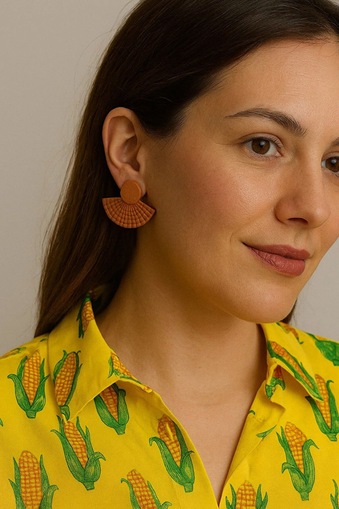 Kleopatra-1 El Yapımı Polimer Kil Yarım Ay Küpe – Tarçın Tonu