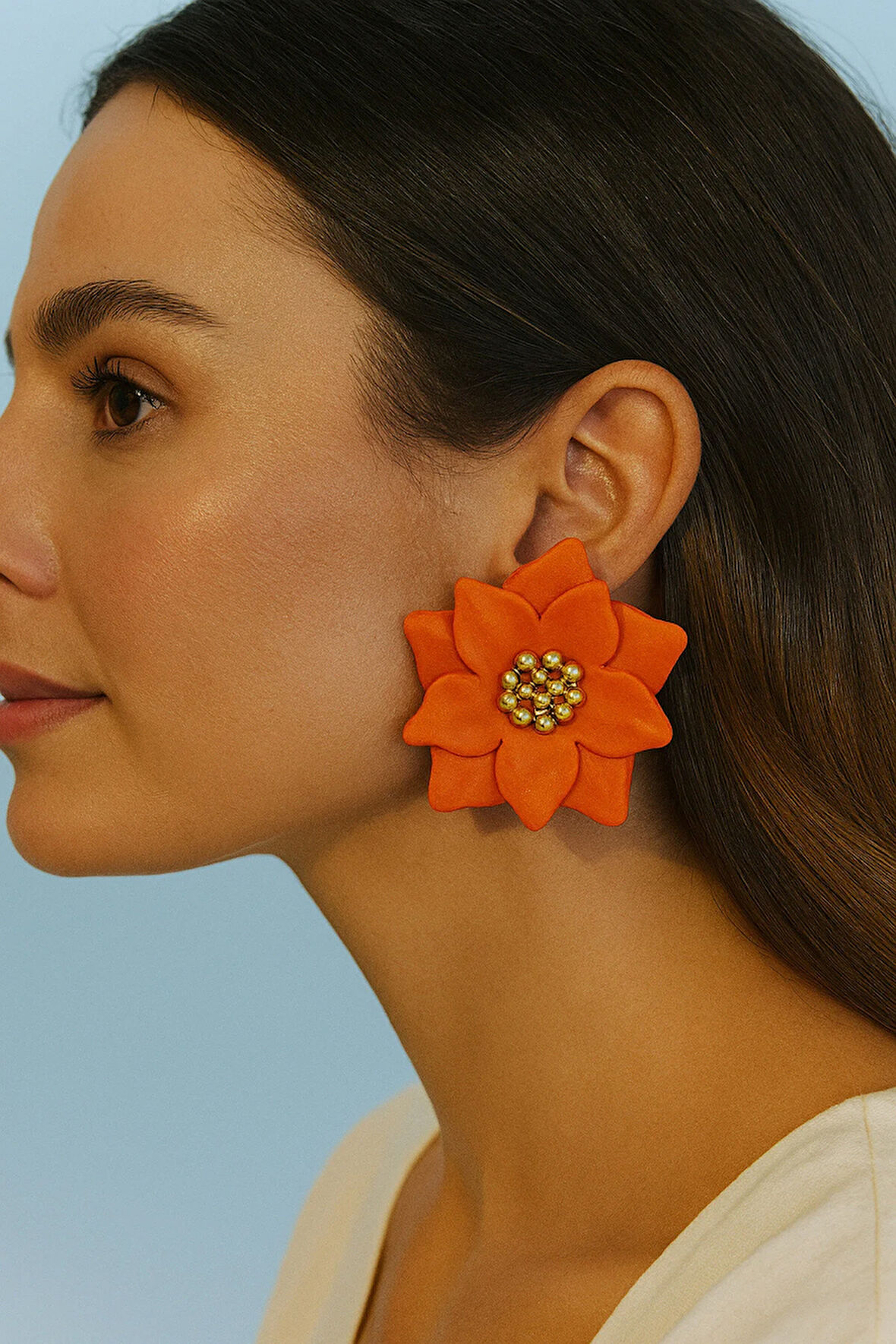 El Yapımı Turuncu Çiçek Küpe – Zarif & Canlı Tasarım