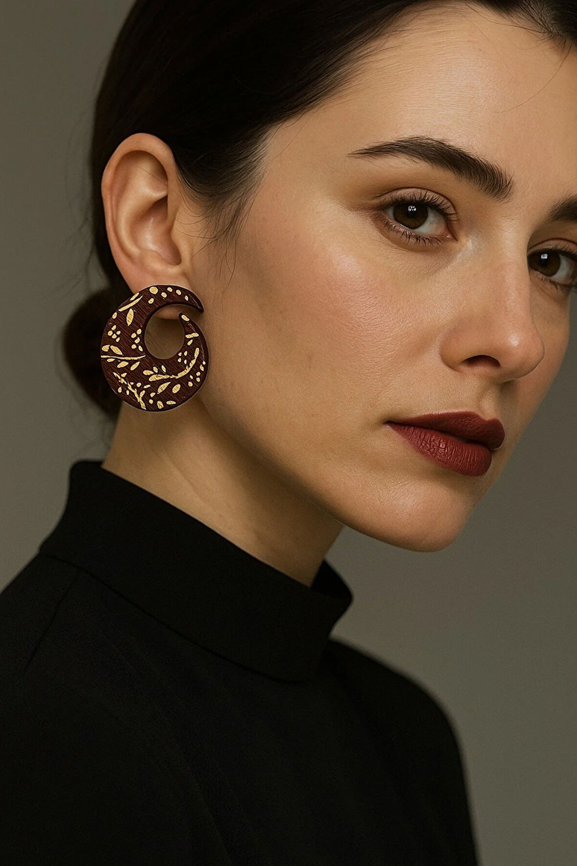 Golden Bloom El Yapımı Ahşap Küpe – Altın Desenli, Etnik Tasarım, Hafif ve Şık