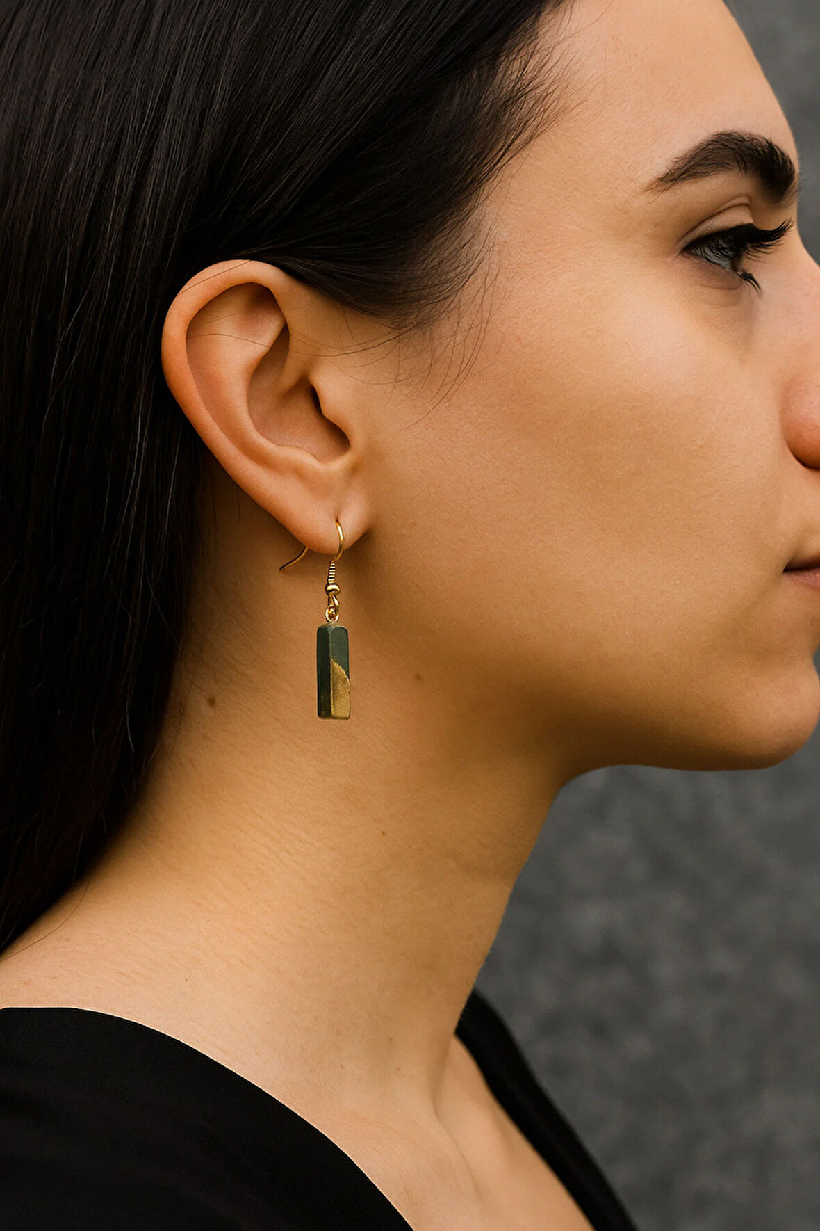 Mior – El Yapımı Altın Detaylı Zeytin Yeşili Dikdörtgen Küpe