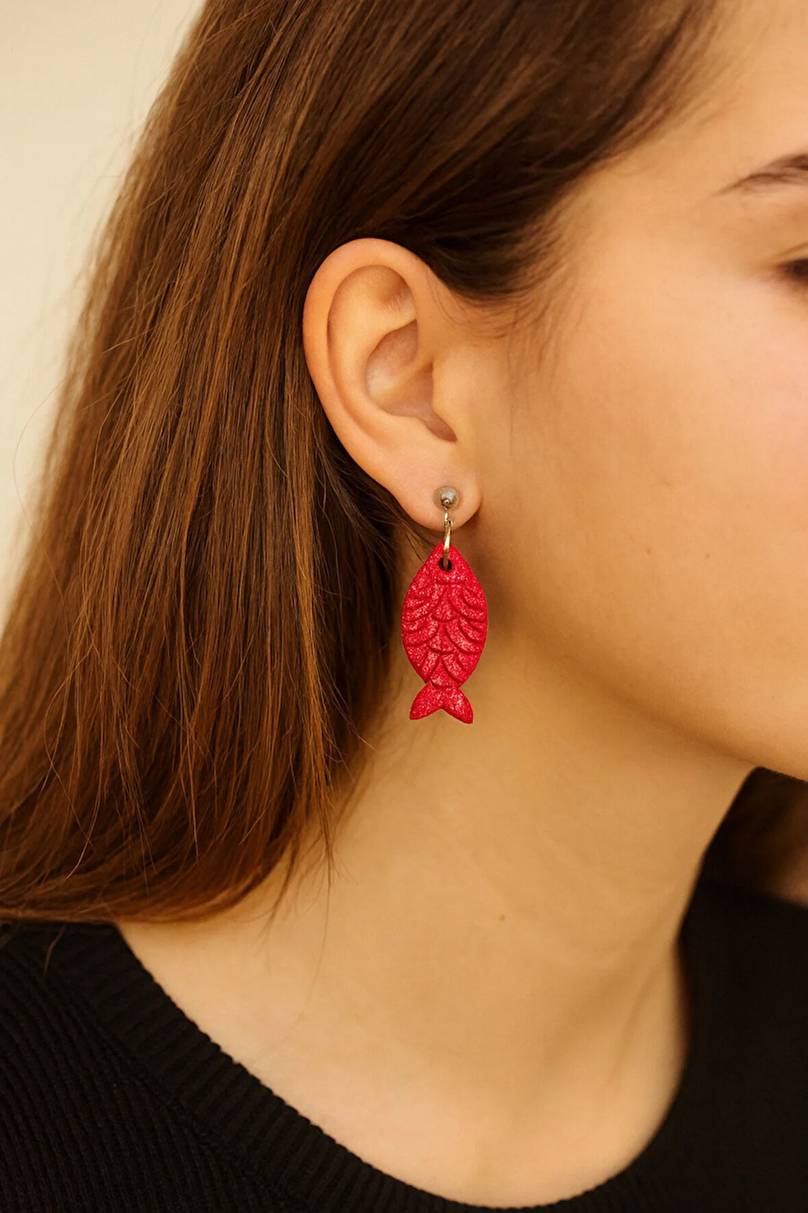 Marina El Yapımı Balık Figürlü Polimer Kil Küpe – Mavi & Kırmızı Renk Seçenekleri, Işıltılı