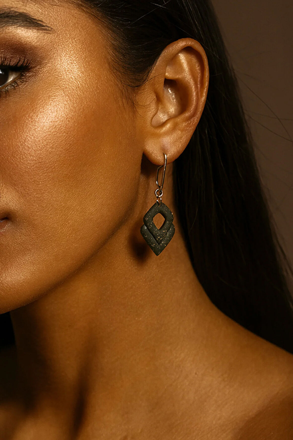 Émeraude Élégance Yeşil Altın Detaylı Geometrik Tasarım El Yapımı Polimer Kil Küpe -