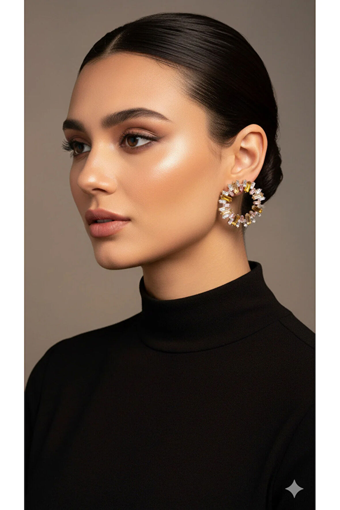 Cléa El Yapımı Işıltılı Küpe – Renkli Taş Detaylı Altın Halka Model – Şık ve Zarif Tasarım