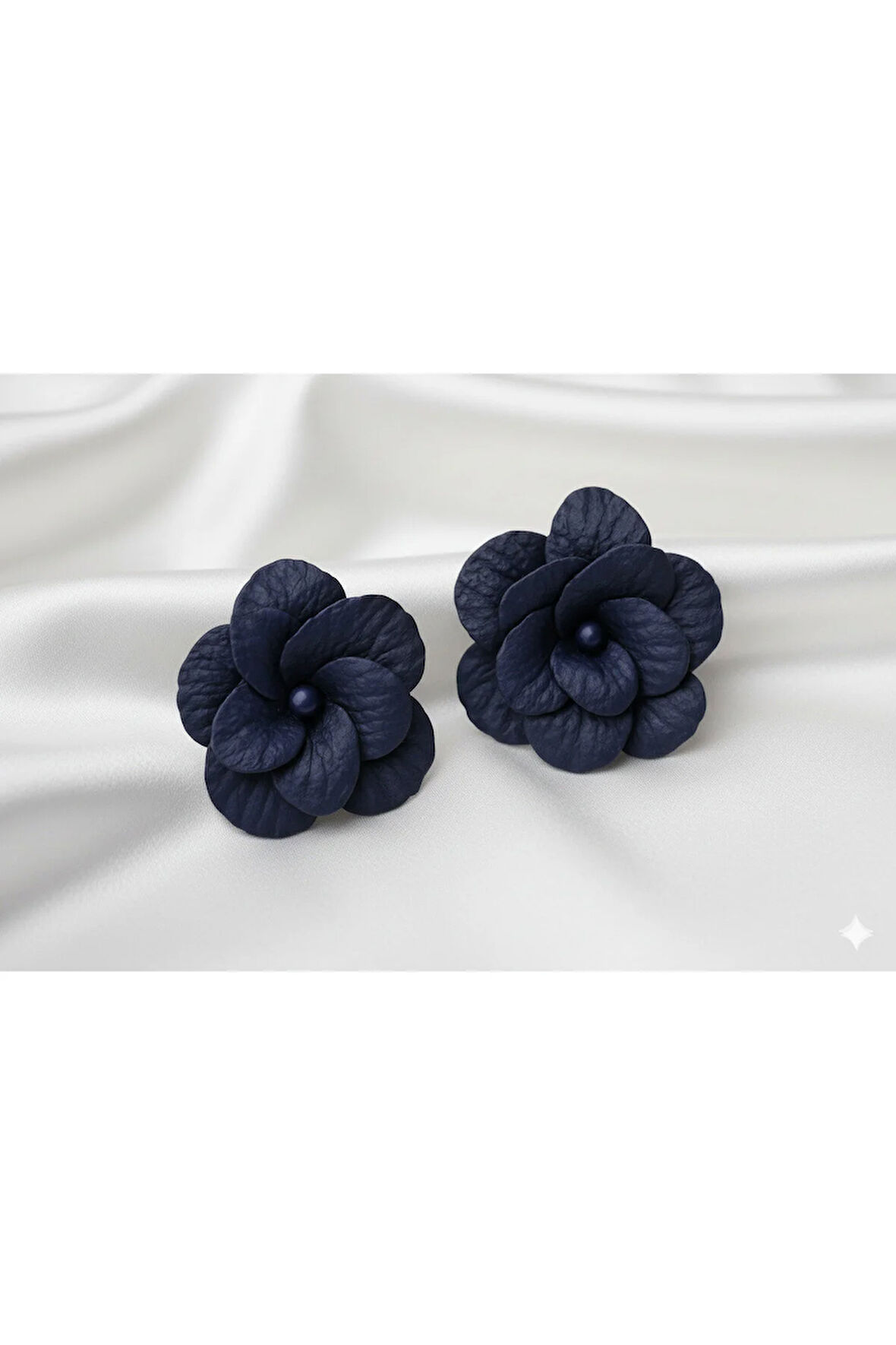 Fleur De Nuit – El Yapımı Çiçek Küpe | Şık & Zamansız Tasarım