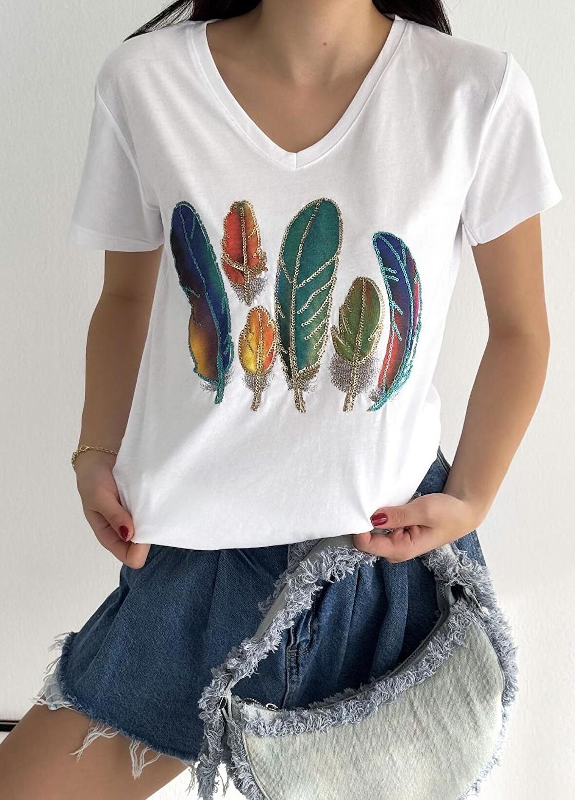 V Yaka %100 Pamuk Beyaz Tişört Pul Payet İşlemeli T-Shirt