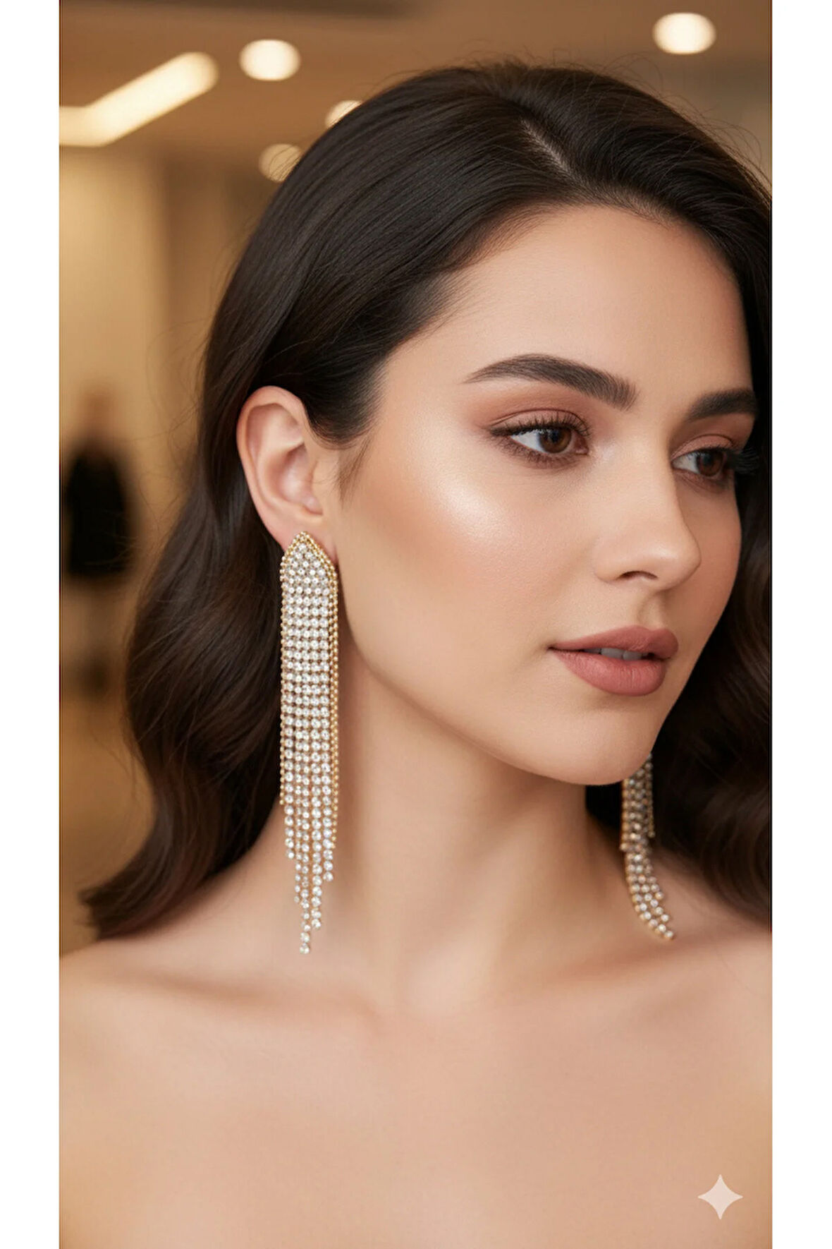 Véline Işıltılı Uzun Küpe – Altın Renkli Taşlı Zincir Tasarım – Gece Şıklığı ve Zarif Görünüm