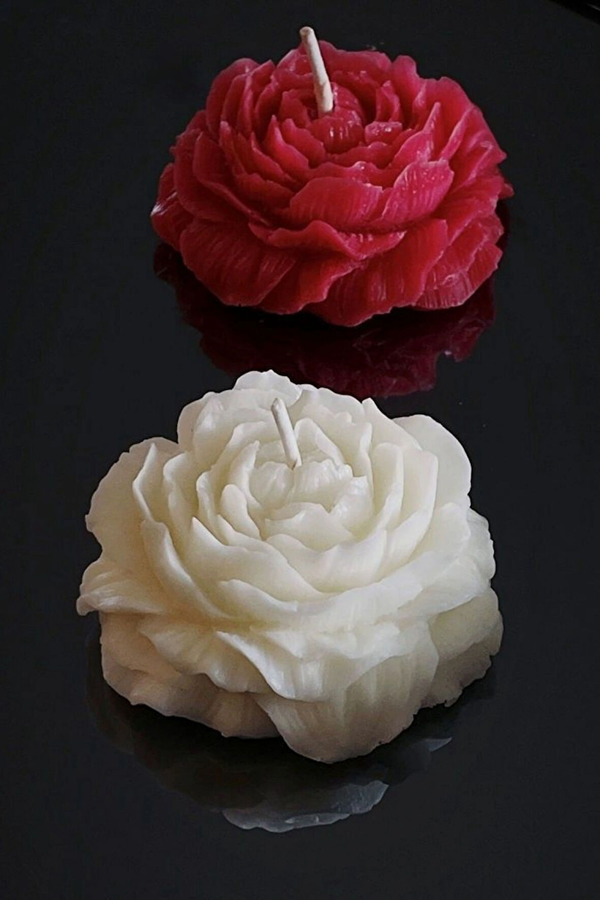 LUBERKA CANDLE Kırmızı ve Beyaz Şakayık Mum 2'li