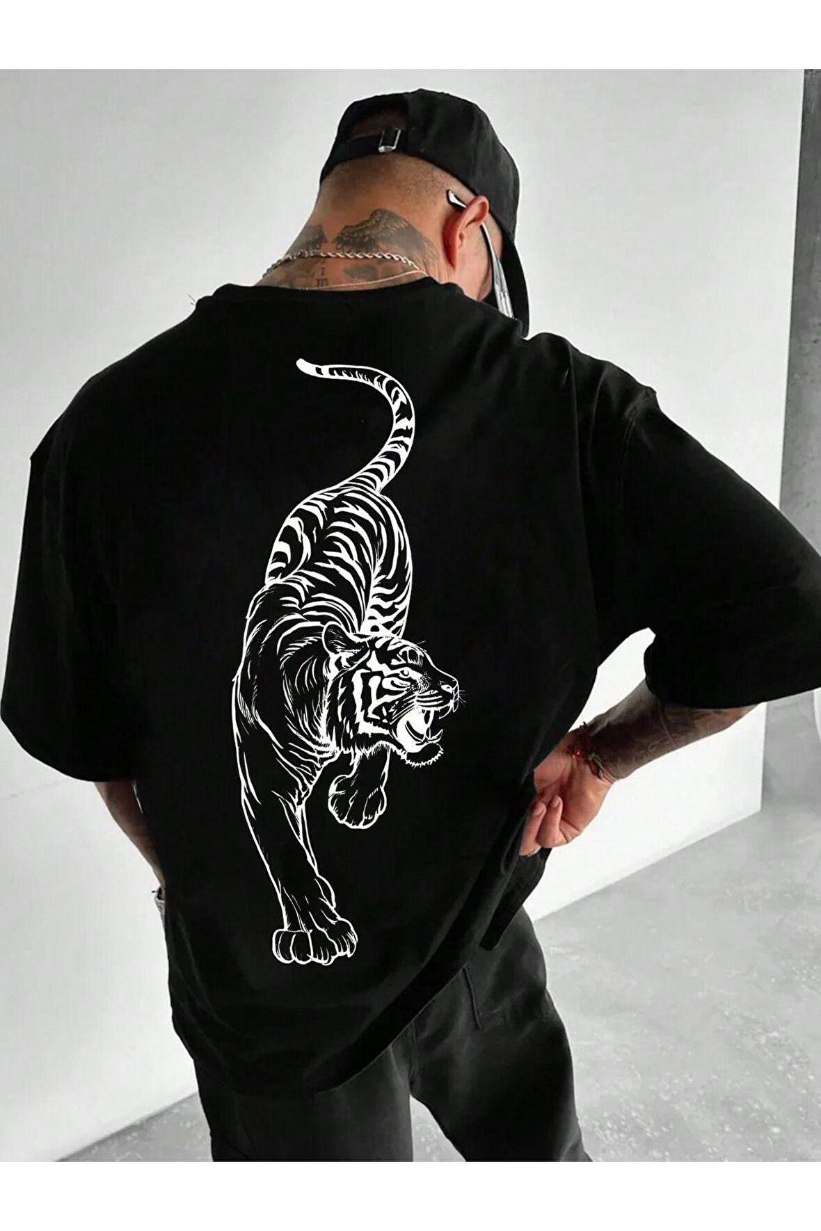 Unisex Arkası Leon Baskılı Tshirt