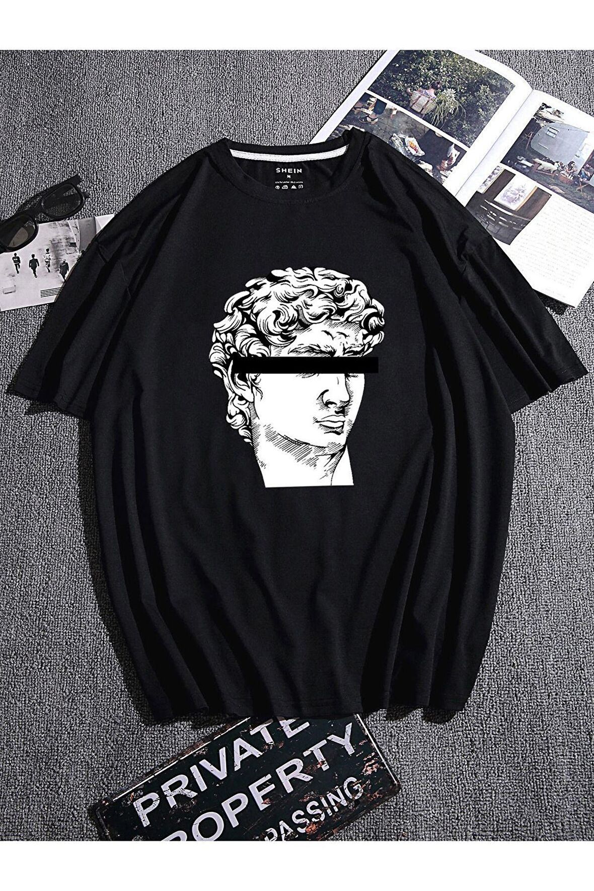 Unisex Gözü Bağlı Kadın Figürü Baskılı Tshirt