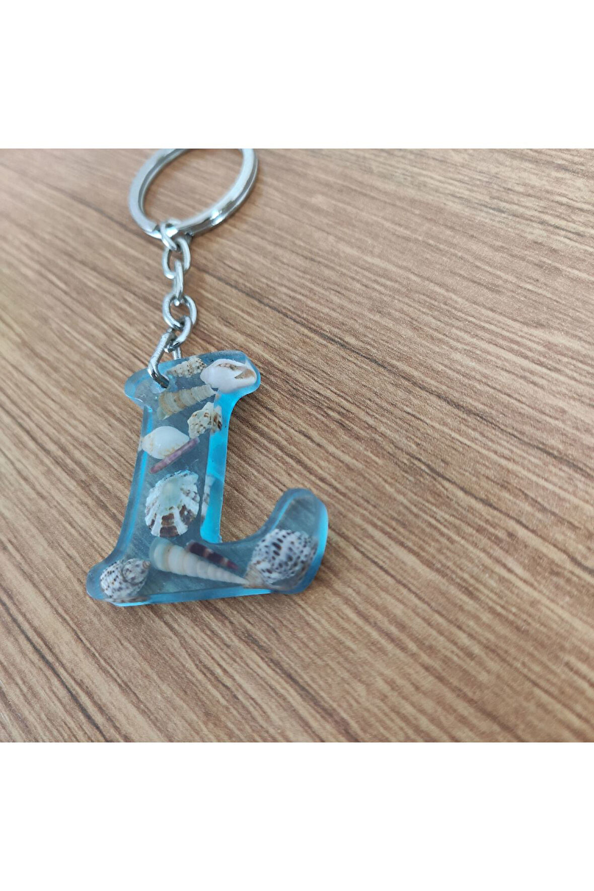 "L" HARFİ - Açık Mavi Deniz Epoksi Harf Anahtarlık – Gerçek Deniz Kabuğu, El Yapımı, Benzersiz