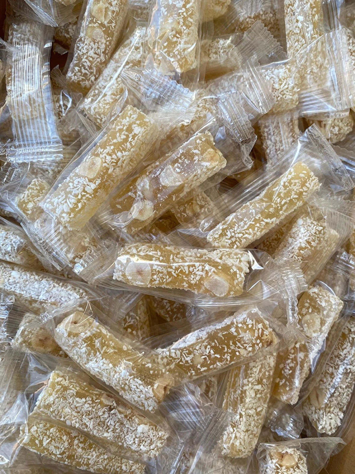 Hindistan Cevizi Kaplı Fındıklı Lokum 1 kg – Tek Tek Paketli, Kahve Yanı İkramlık