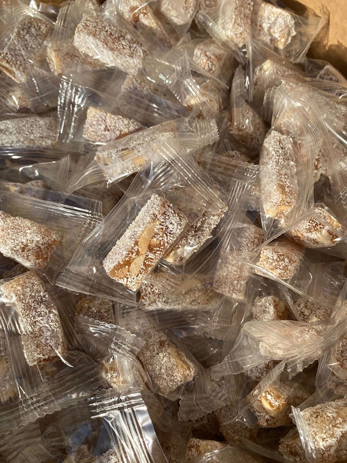 Hindistan Cevizi Kaplamalı Duble Yer Fıstıklı Lokum 1 Kg (~100-110 Adet) – Tek Tek Paketli Premium İkramlık & Kahve Yanı