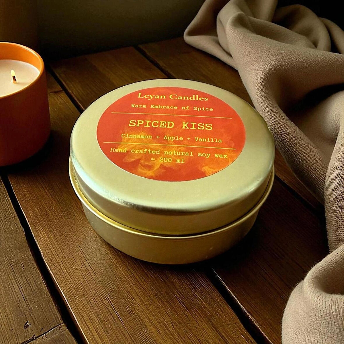 SPICED KISS ELMA ,TARÇIN ,VANİLYA SOYA MUM TENEKE KUTU