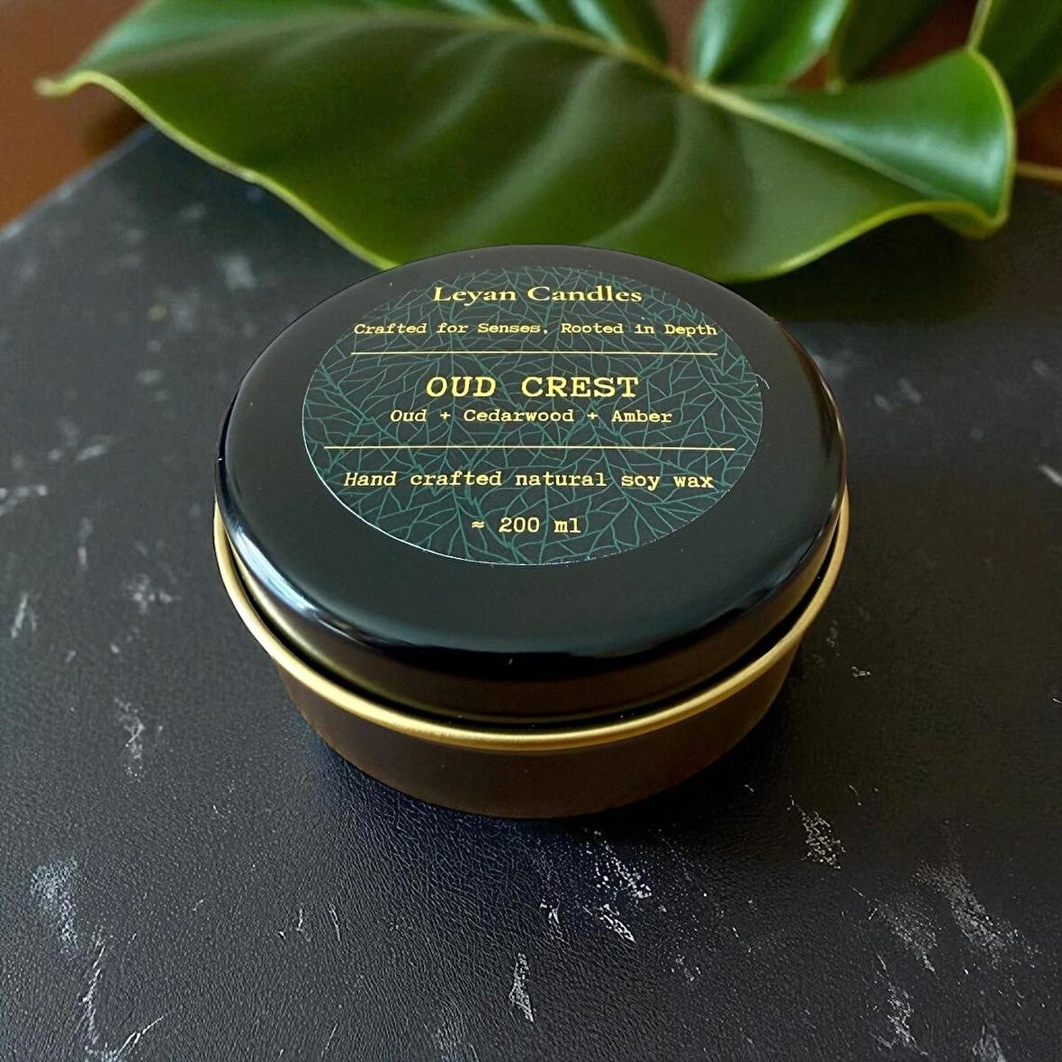 OUD CREST UD, SEDİR, AMBER SOYA MUMU METAL KUTU 75ML