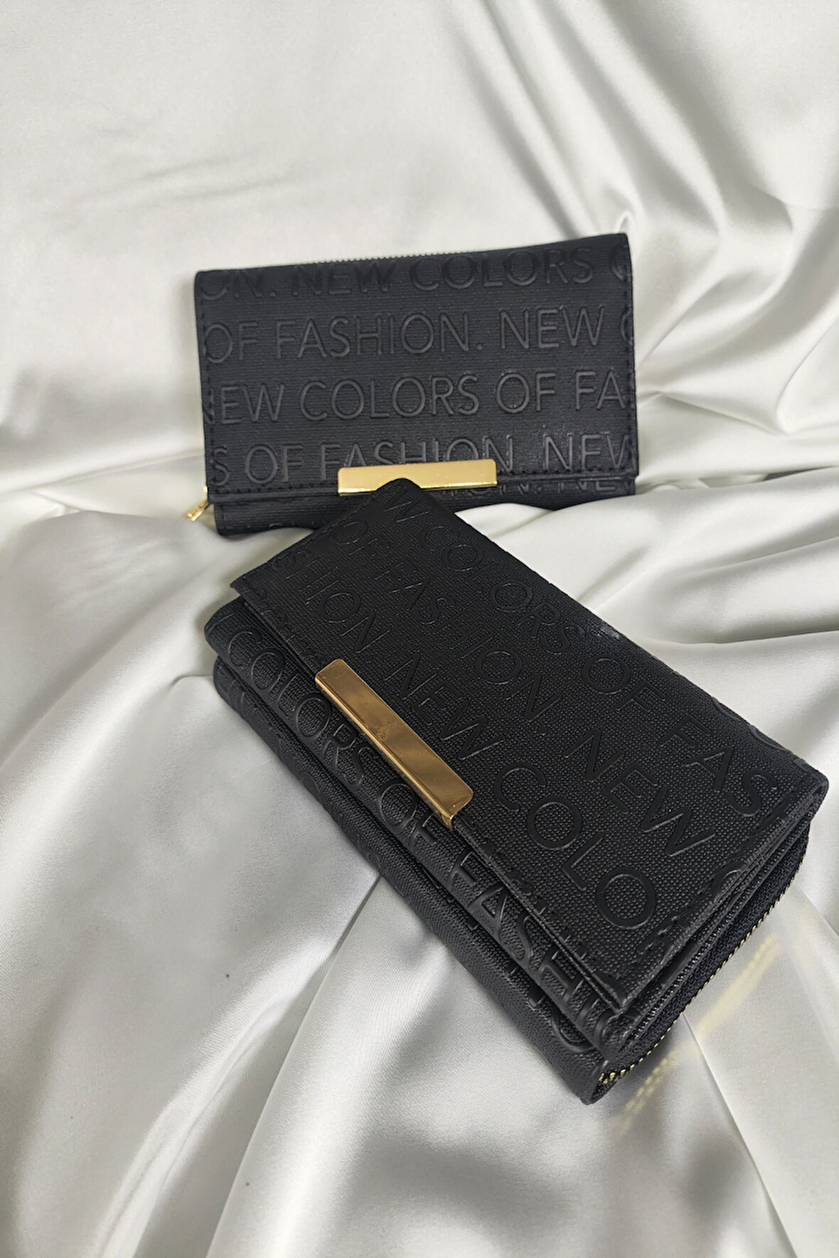 Siyah Kabartma Yazılı Kadın Cüzdanı Çıtçıtlı Kapaklı, İçten Fermuarlı, Kartlık Bölmeli