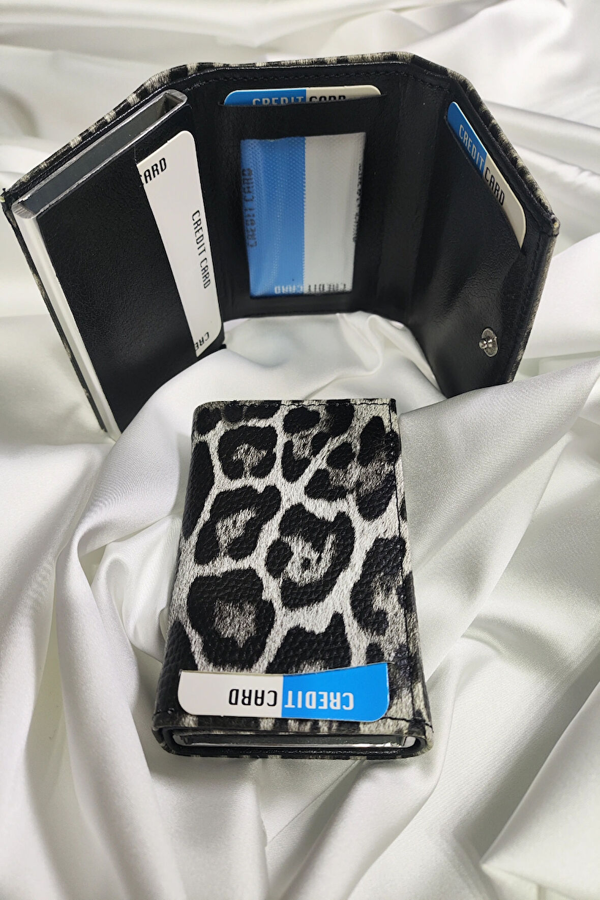 Mekanizmalı Kartlık Leopar Desenli, 1. Sınıf Vinlex Deri Kaplamalı, Çıtçıt Kapaklı, Şeffaf Ehliyet ve Kimlik Koyma Gözlü, RFID Korumalı