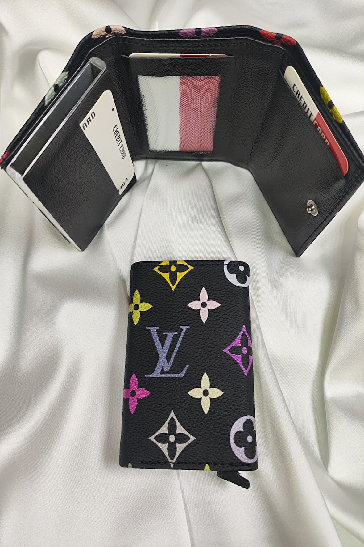 Mekanizmalı Kartlık Louis Vuitton Desenli, 1. Sınıf Vinlex Deri Kaplamalı, Çıtçıt Kapaklı, Şeffaf Ehliyet ve Kimlik Koyma Gözlü, RFID Korumalı