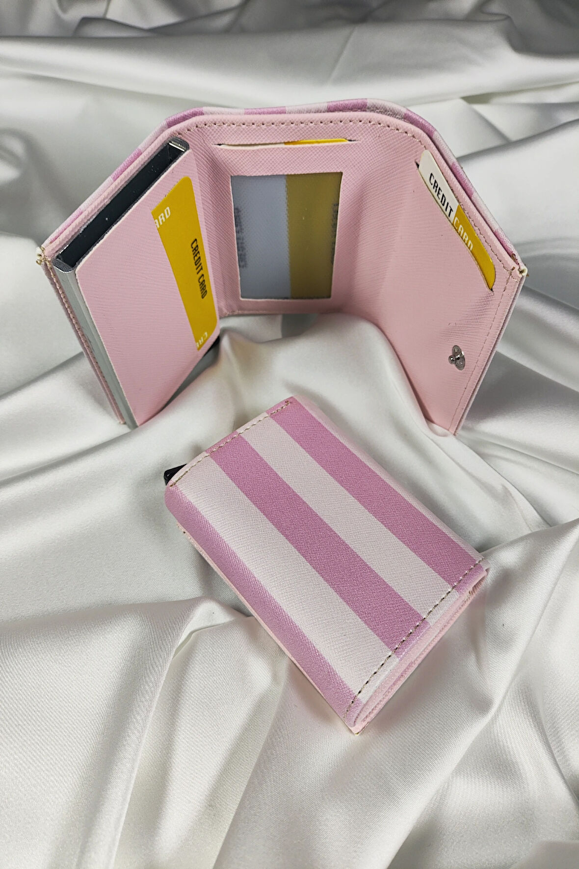 Mekanizmalı Kartlık Pembe, 1. Sınıf Vinlex Deri Kaplamalı, Çıtçıt Kapaklı, Şeffaf Ehliyet ve Kimlik Koyma Gözlü, RFID Korumalı