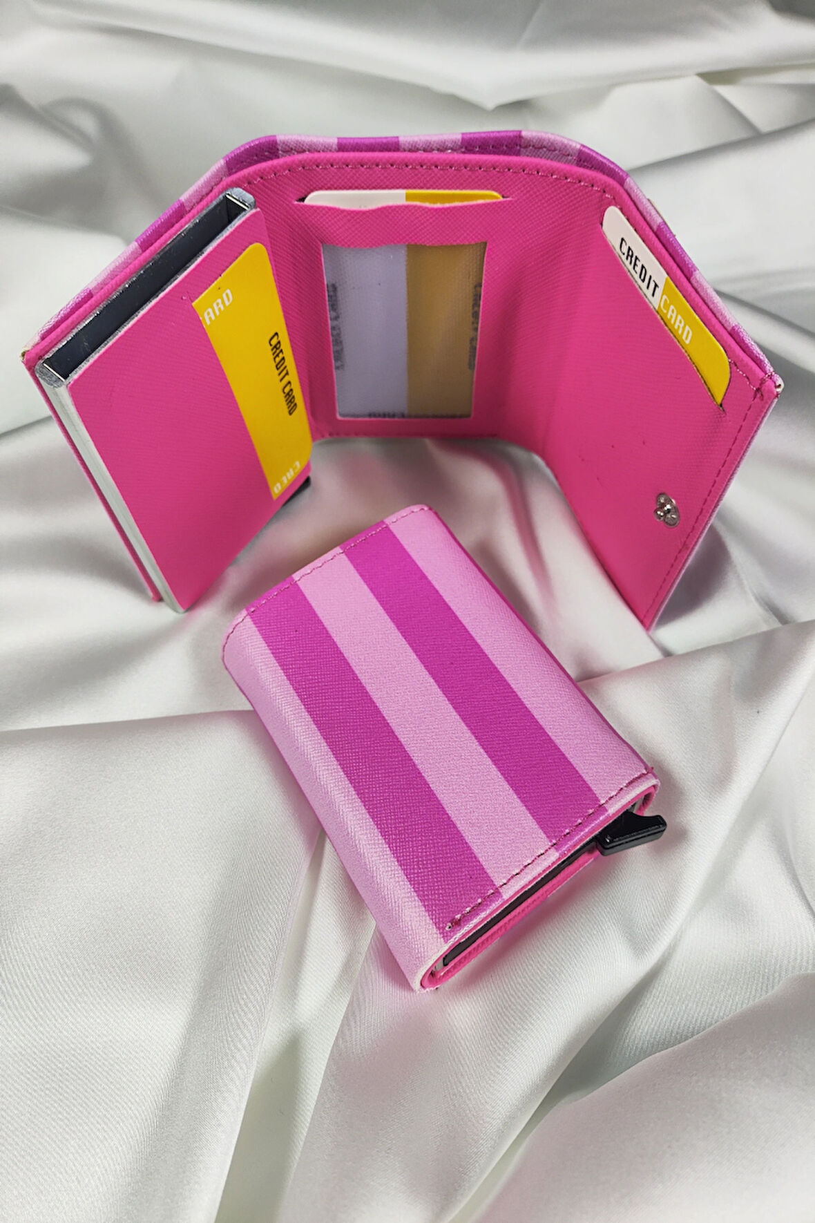 Mekanizmalı Kartlık Pembe, 1. Sınıf Vinlex Deri Kaplamalı, Çıtçıt Kapaklı, Şeffaf Ehliyet ve Kimlik Koyma Gözlü, RFID Korumalı