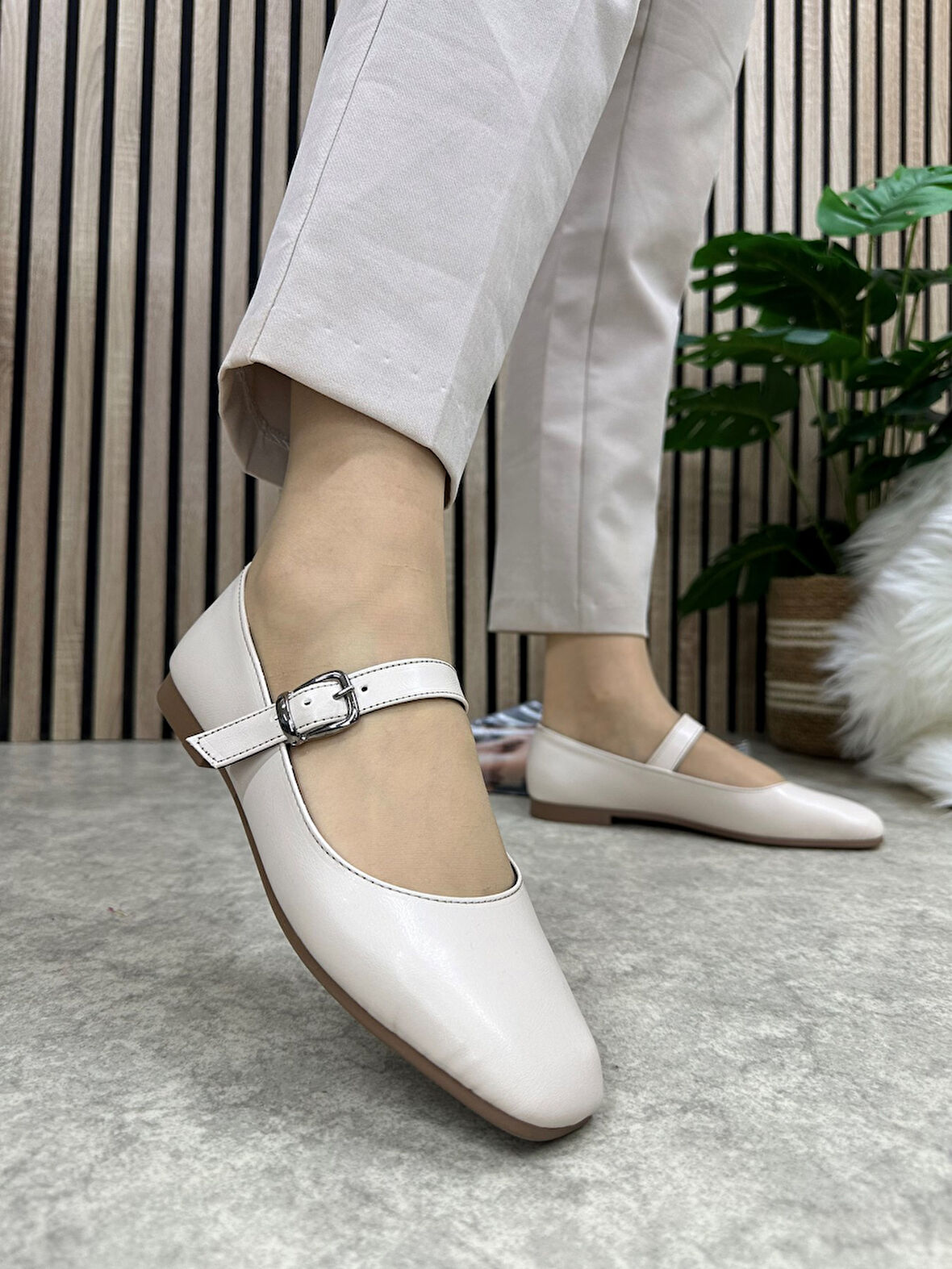 Günlük Kadın Babet Oval Burunlu Sade Şık Alçak Topuklu Tokalı Hafif Rahat Ayakkabı M-506