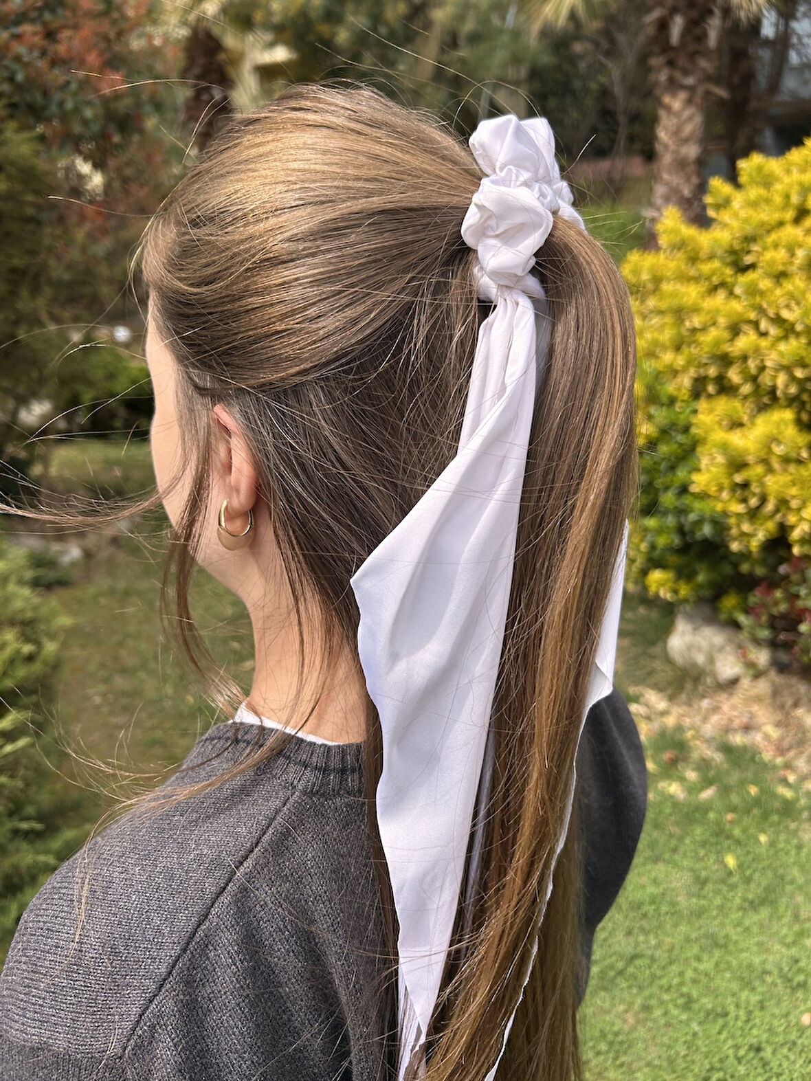 Saten Kadın Fular Model Beyaz Lastikli Saç Tokası