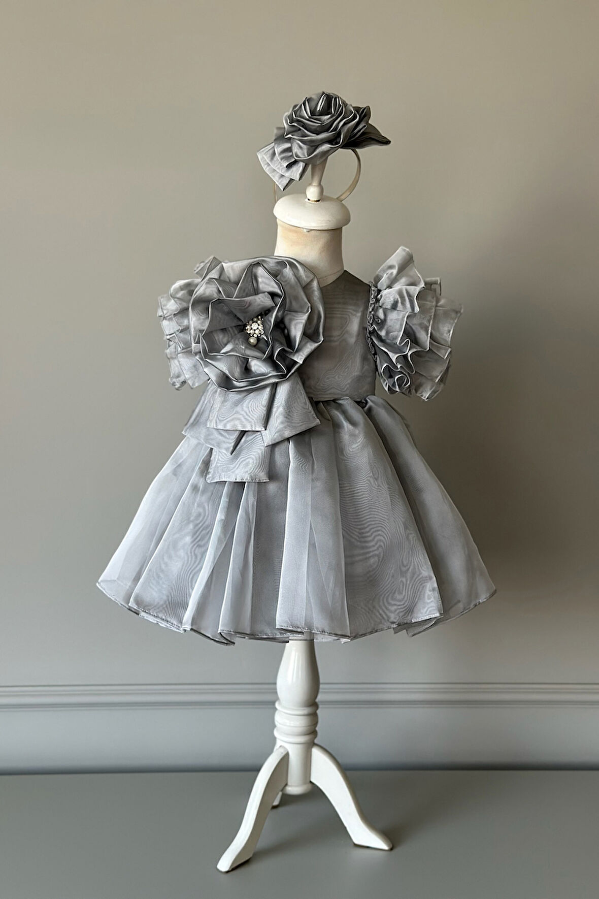 Özel Tasarım Kız Çocuk Elbise, Omzunda Çiçek ve İnci Detaylı, Kolu Fırfırlı, Taç Aksesuarlı