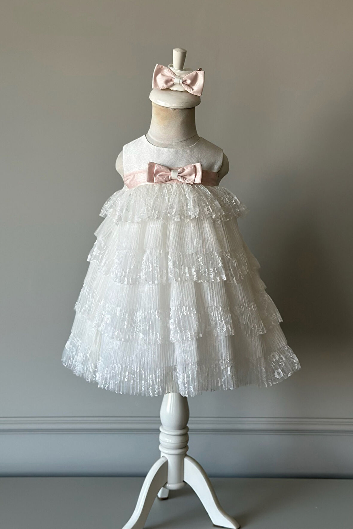 Özel Tasarım Kız Çocuk Abiye Elbise, Kat Kat Etekli, Fiyonk Detaylı, Dantel Detaylı, Saç Aksesuarlı_M2460